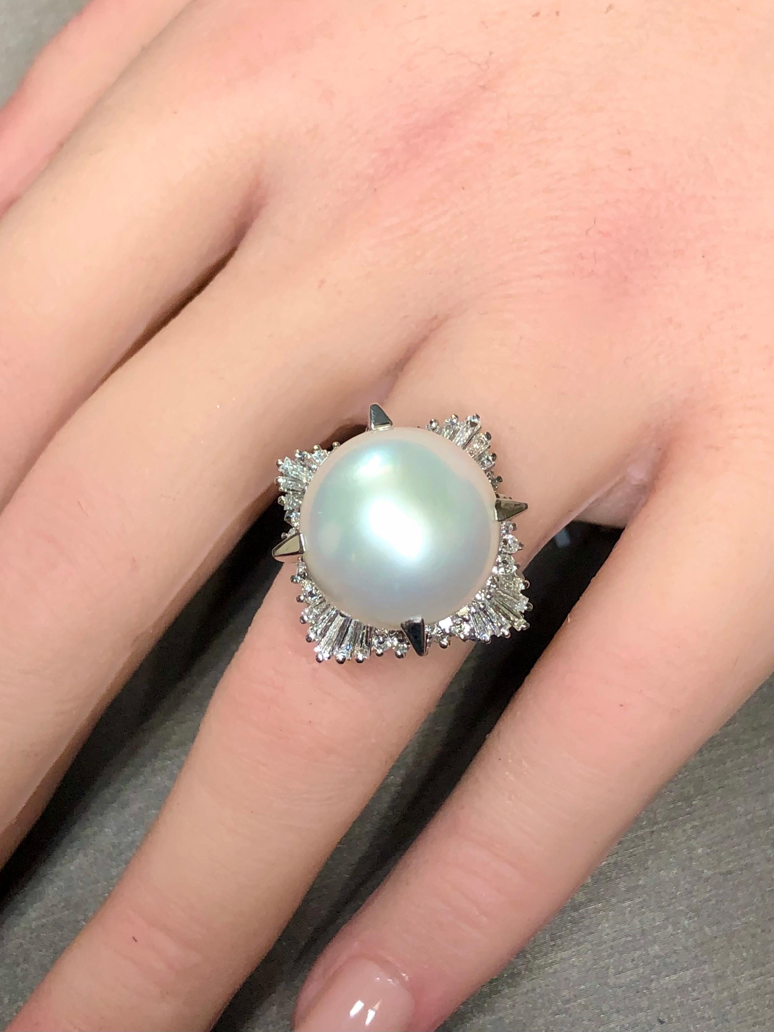 Contemporaneo Anello di platino Estate South Sea Pearl Baguette Round Diamond Cocktail Ring 14,75 mm in vendita