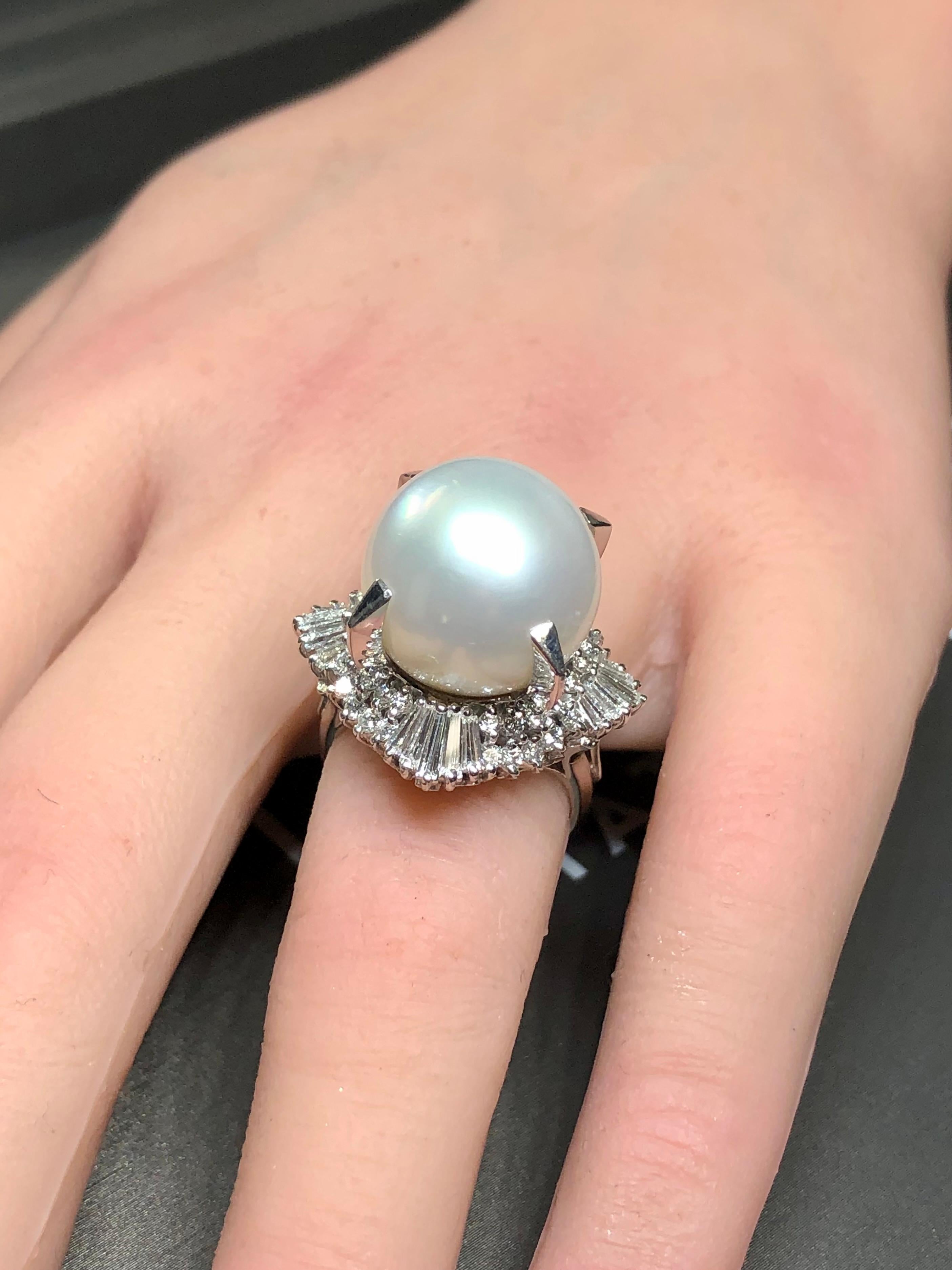 Taglio rotondo Anello di platino Estate South Sea Pearl Baguette Round Diamond Cocktail Ring 14,75 mm in vendita