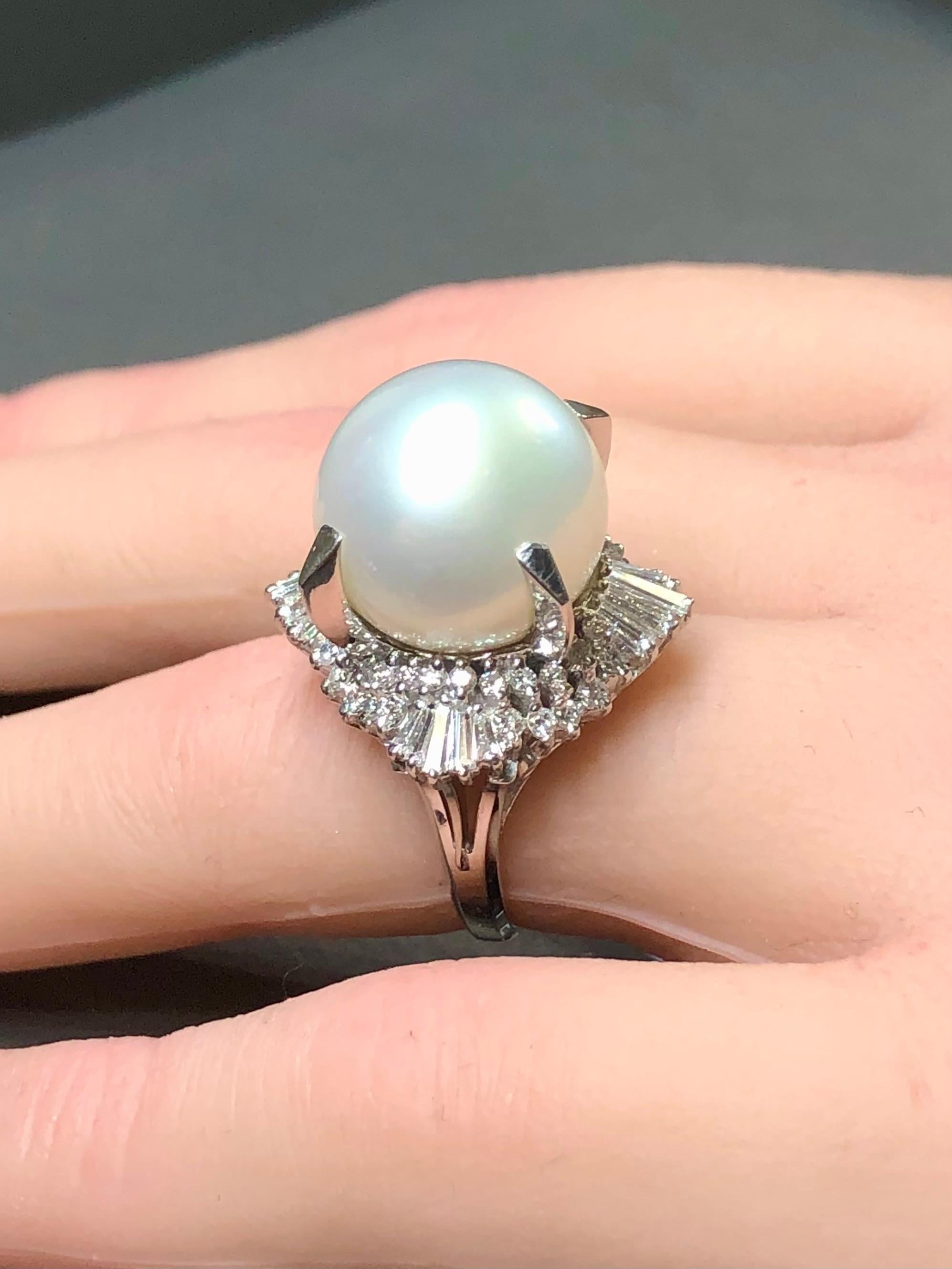 Anello di platino Estate South Sea Pearl Baguette Round Diamond Cocktail Ring 14,75 mm In condizioni buone in vendita a Winter Springs, FL