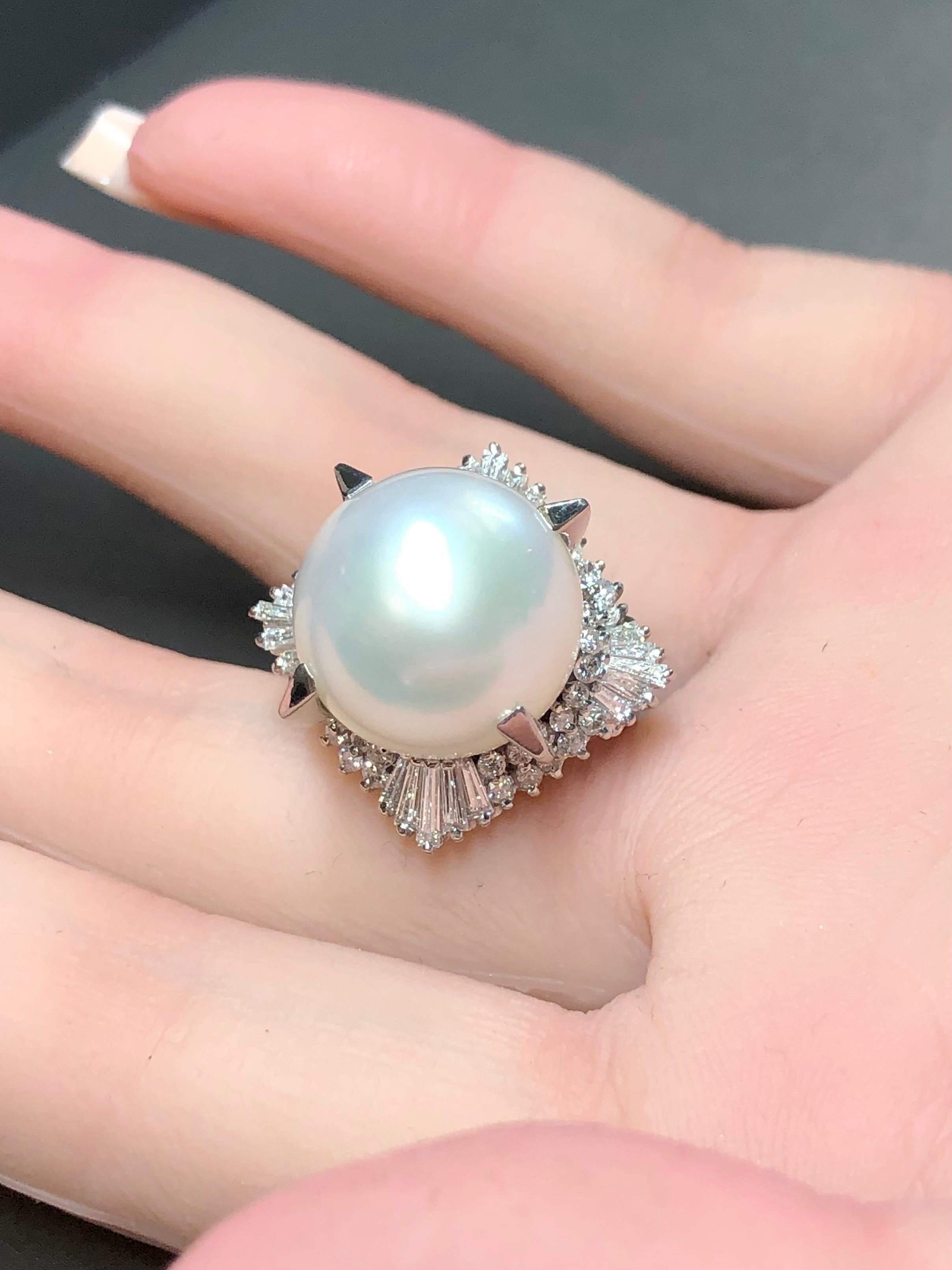 Anello di platino Estate South Sea Pearl Baguette Round Diamond Cocktail Ring 14,75 mm in vendita 1