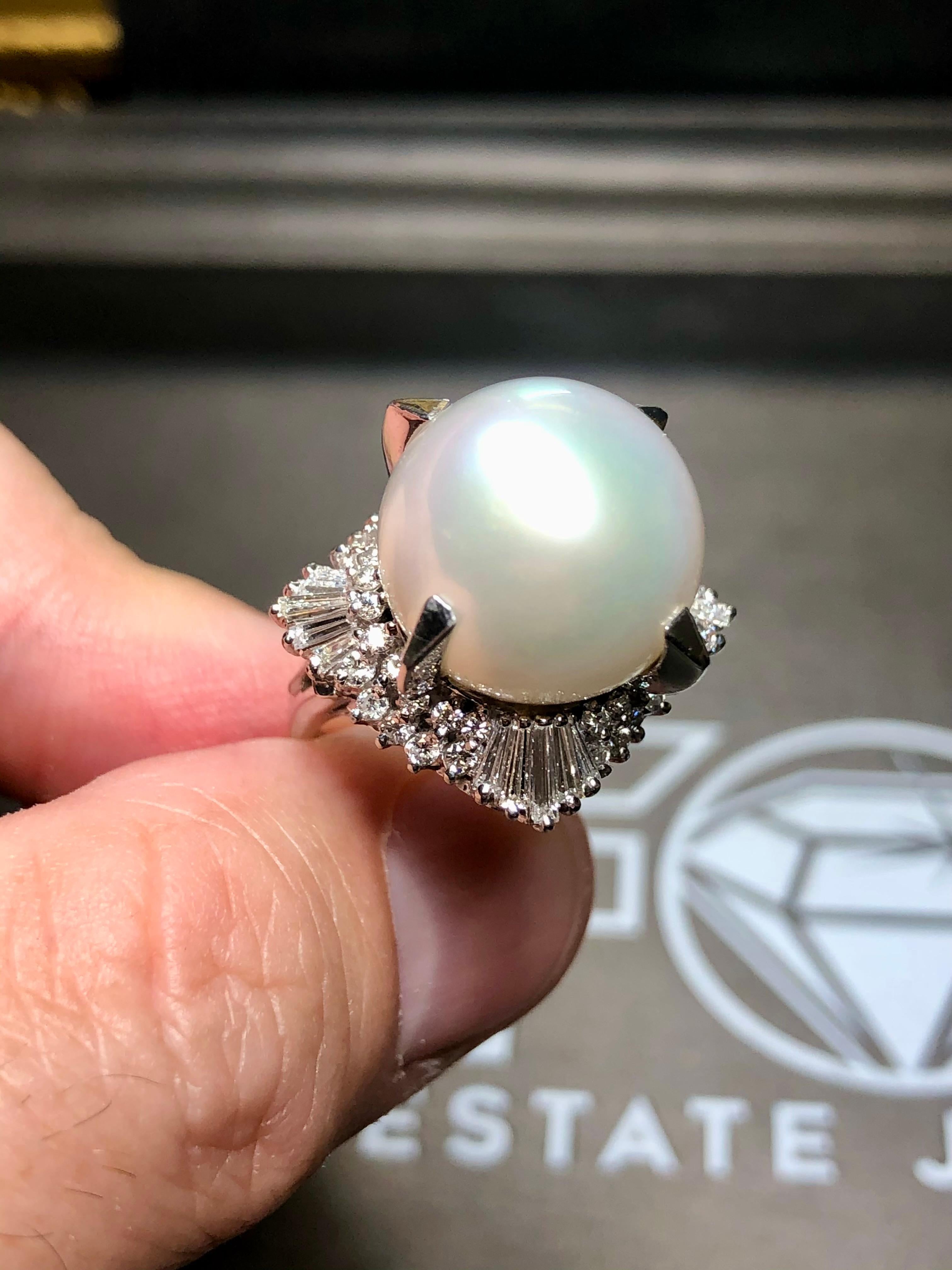 Anello di platino Estate South Sea Pearl Baguette Round Diamond Cocktail Ring 14,75 mm in vendita 2