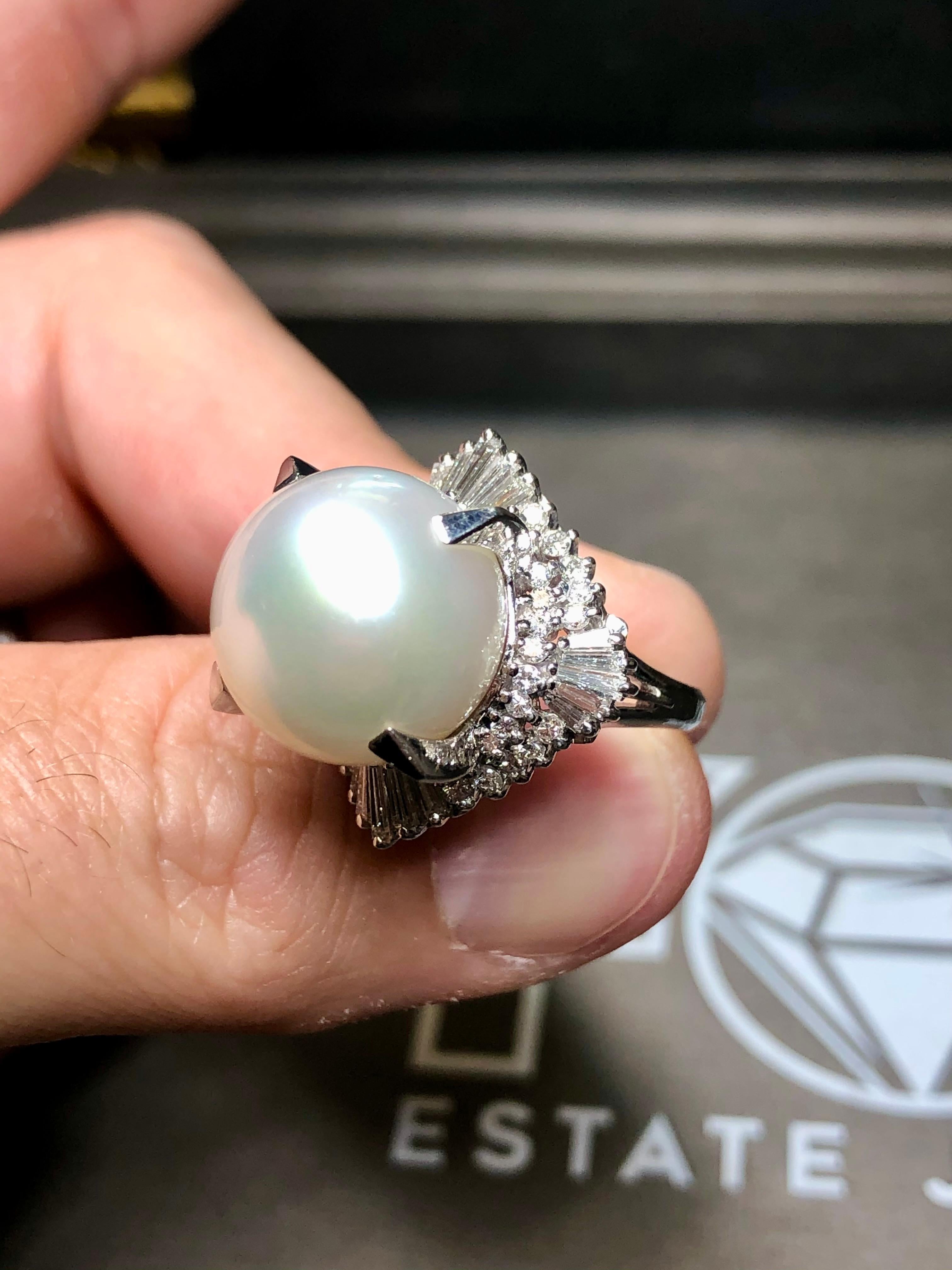 Anello di platino Estate South Sea Pearl Baguette Round Diamond Cocktail Ring 14,75 mm in vendita 3