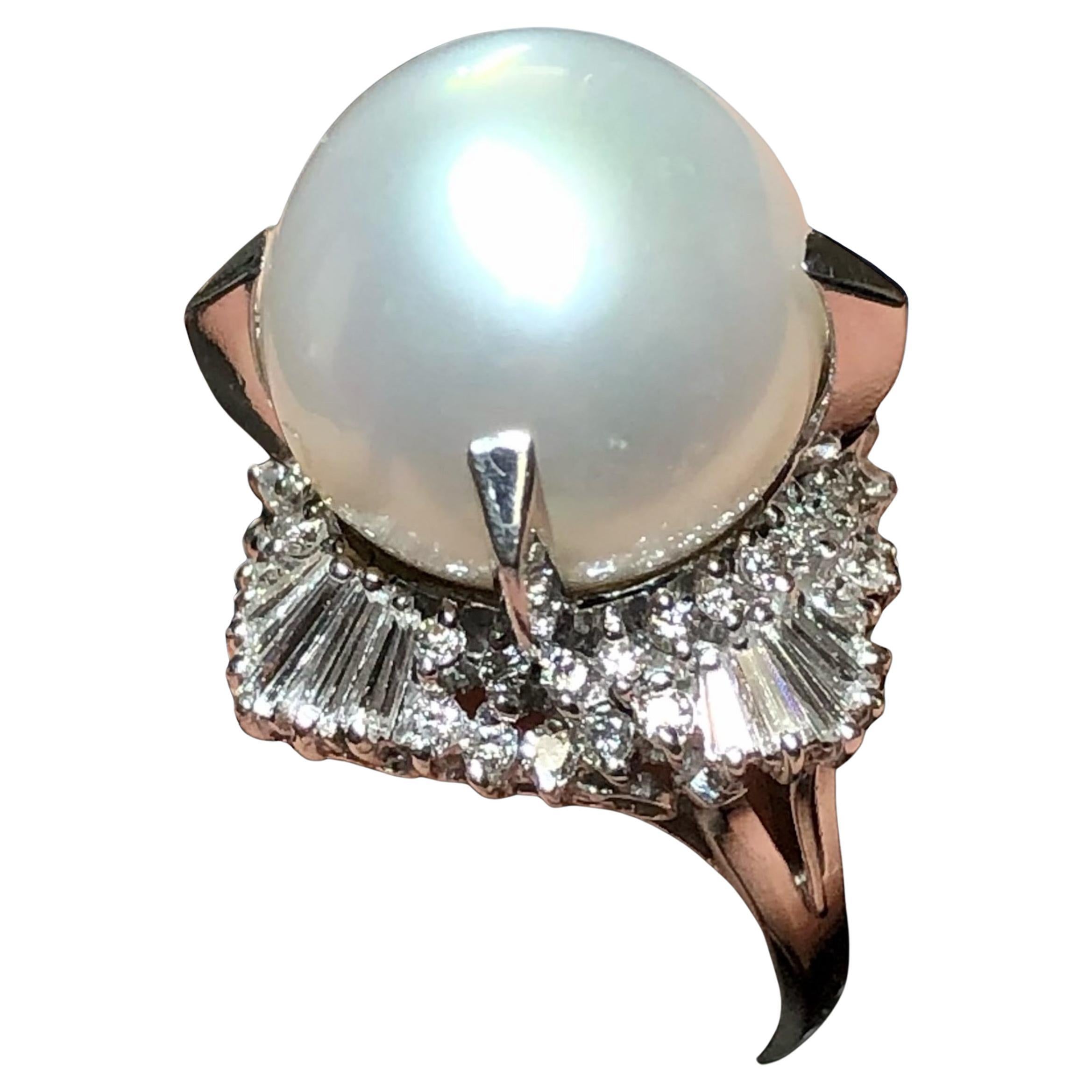 Anello di platino Estate South Sea Pearl Baguette Round Diamond Cocktail Ring 14,75 mm in vendita