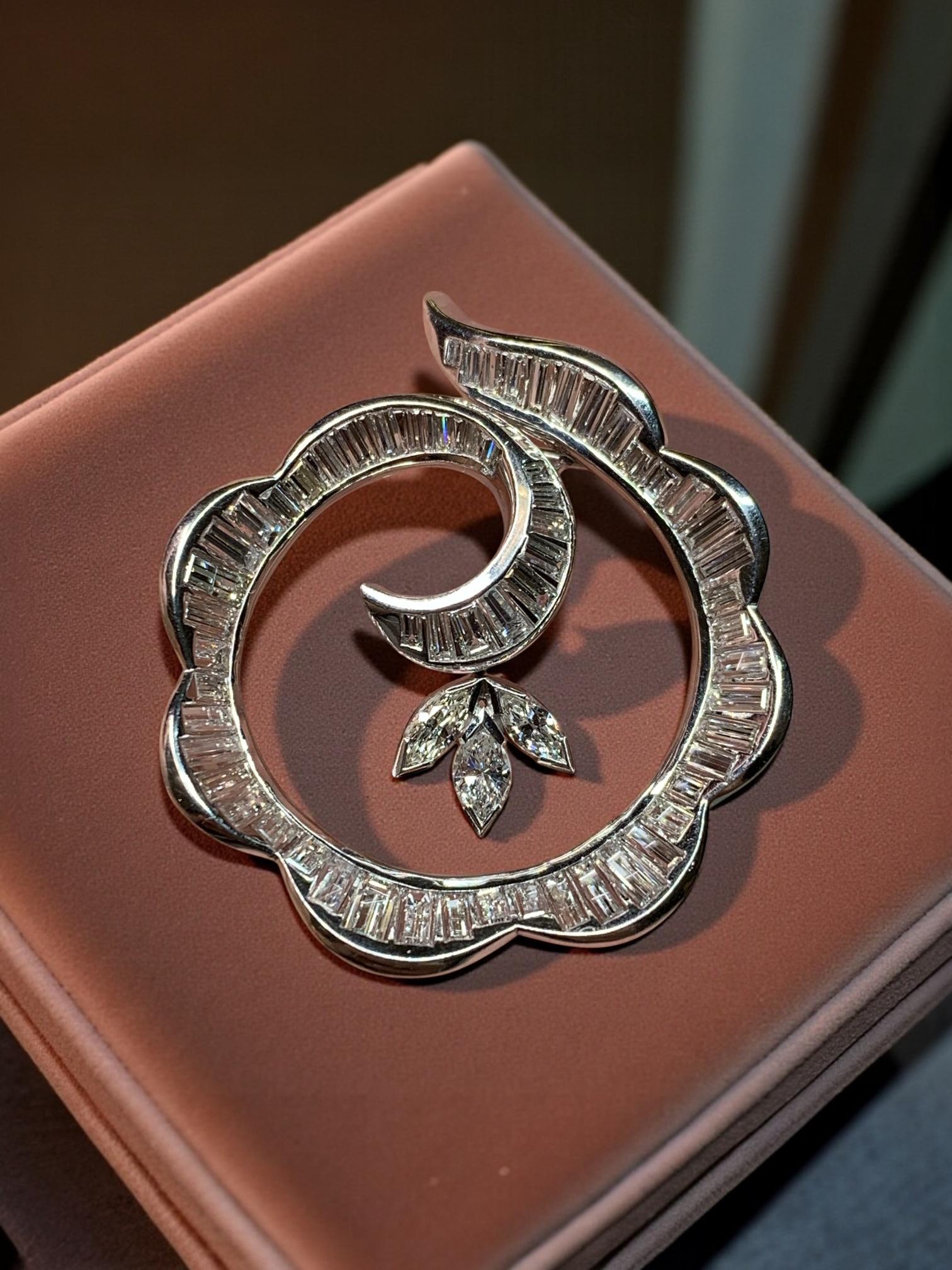 Metall: Platin

Gewicht der Diamanten: Ungefähr 4,50 Karat insgesamt

Qualität der Diamanten: Farbe G-H, Reinheit VS1-VS2

Diamantschliffe: Baguette und Marquise

Einstellung Stil: Kanal eingestellt

Durchmesser des Anhängers: 1.30