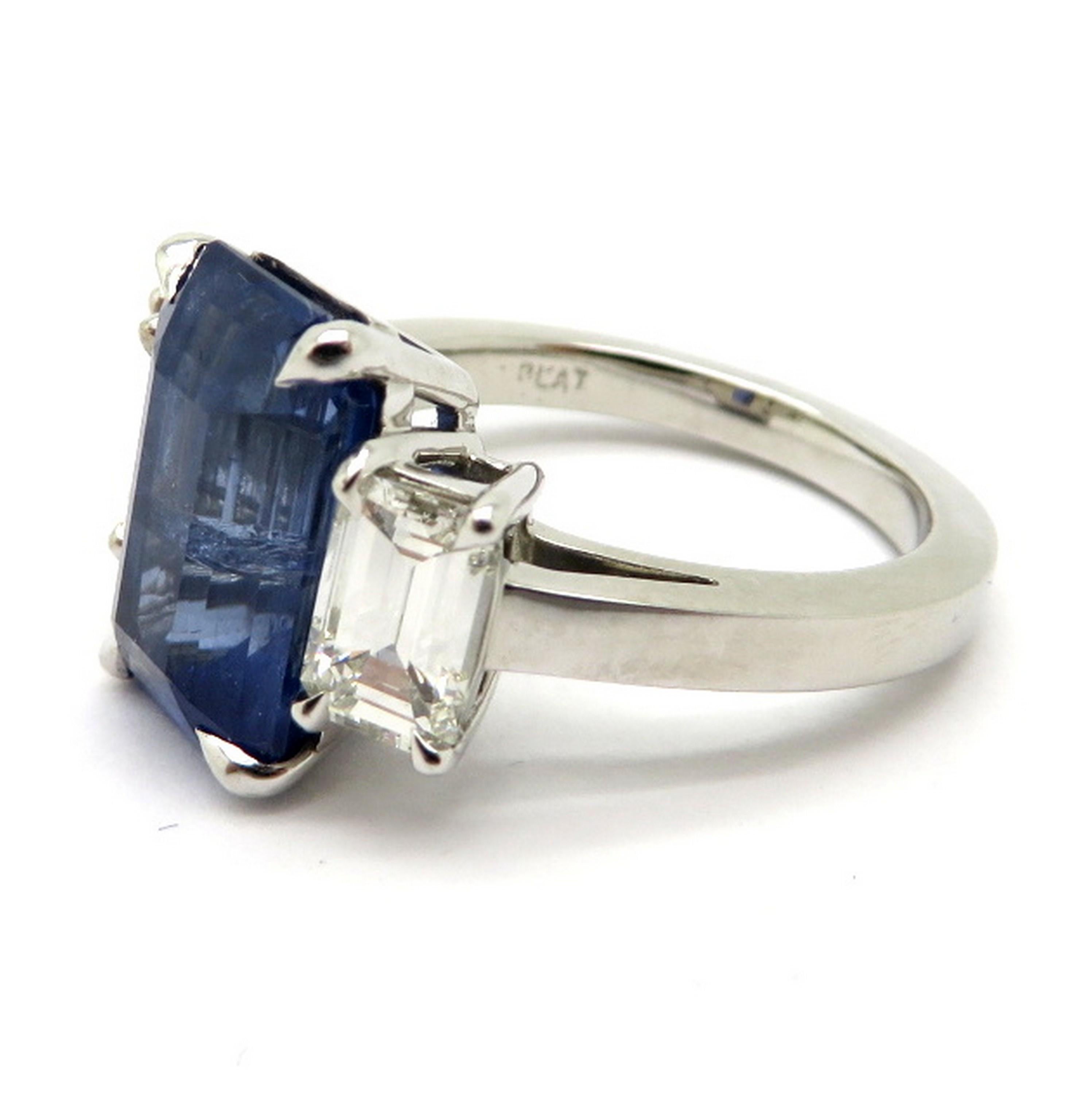 3.65ct Emerald Cut Sapphire Ring (bague en saphir) Excellent état - En vente à Scottsdale, AZ
