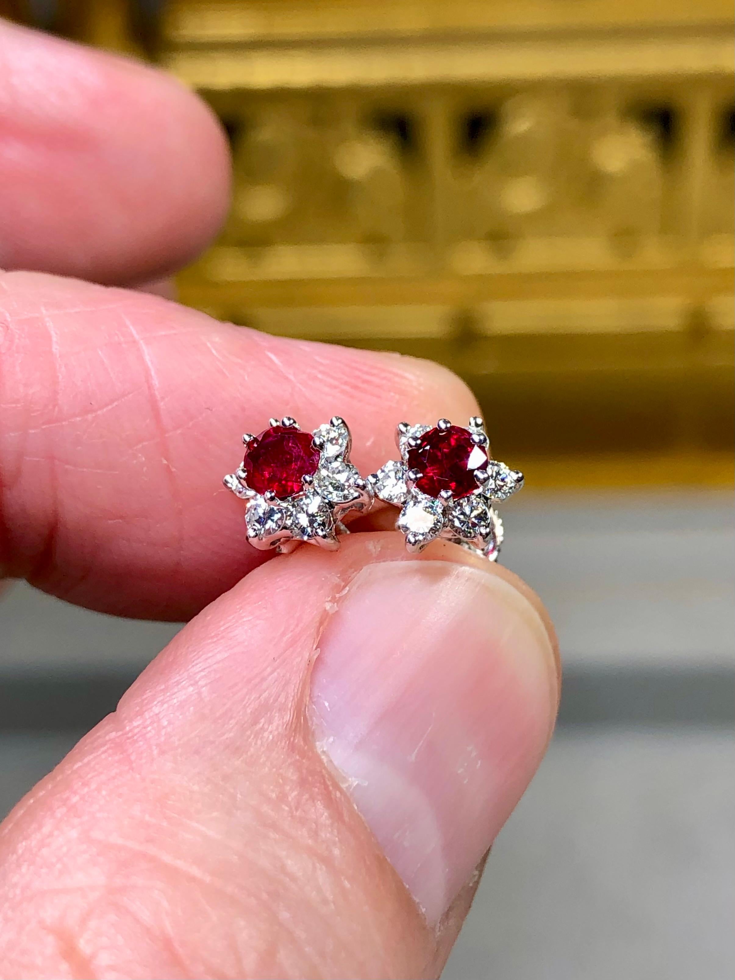 Conjunto de pendientes florales de platino con rubí vivo y diamantes 2,82 ctw en venta 4