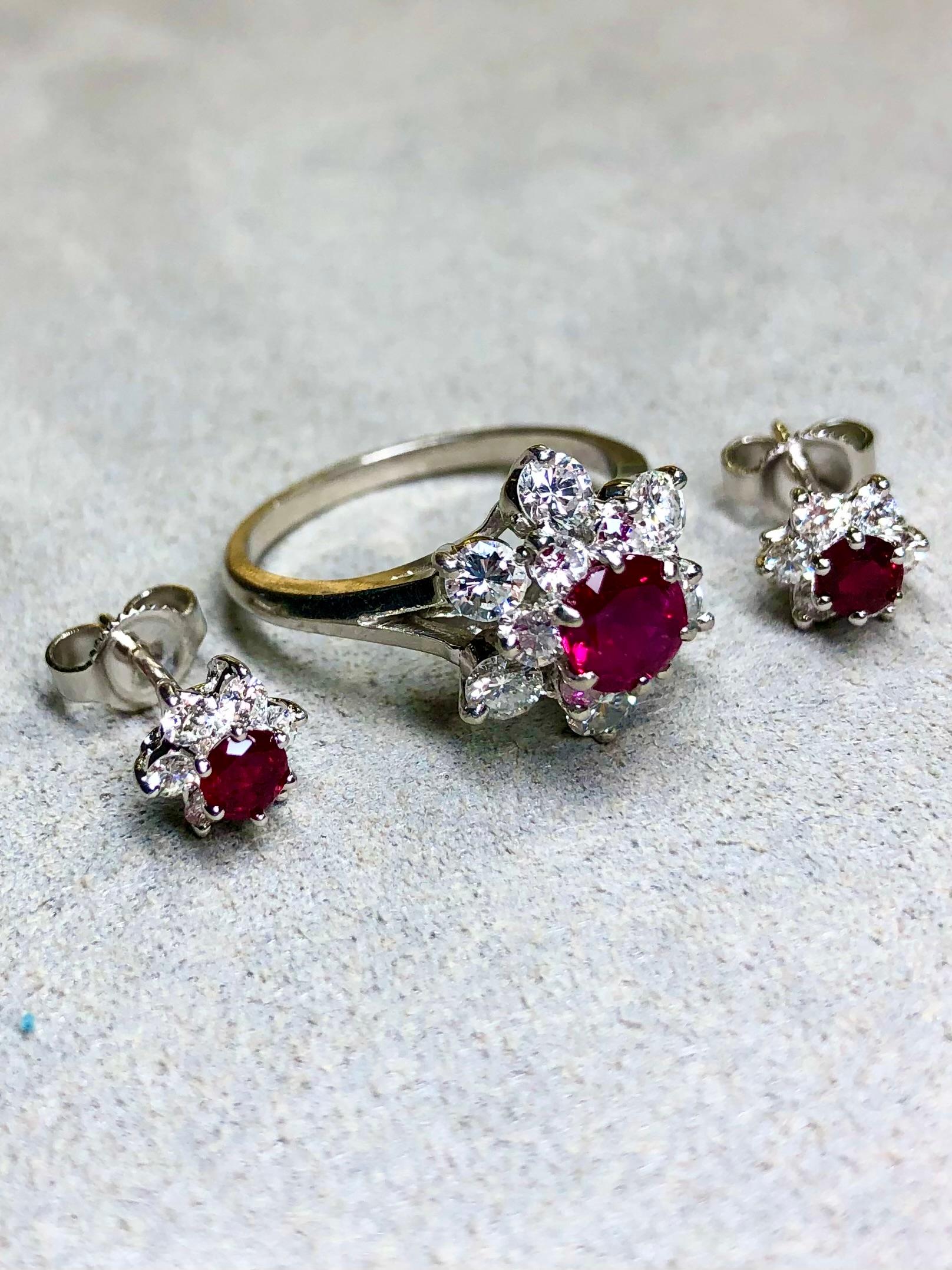 Un precioso conjunto compuesto por un elegante anillo estilo rosetta realizado en platino y engastado con un rubí rojo vivo rodeado de diamantes redondos de color G-H y claridad Vs1-2. Los pendientes también están hechos en platino (reverso de oro