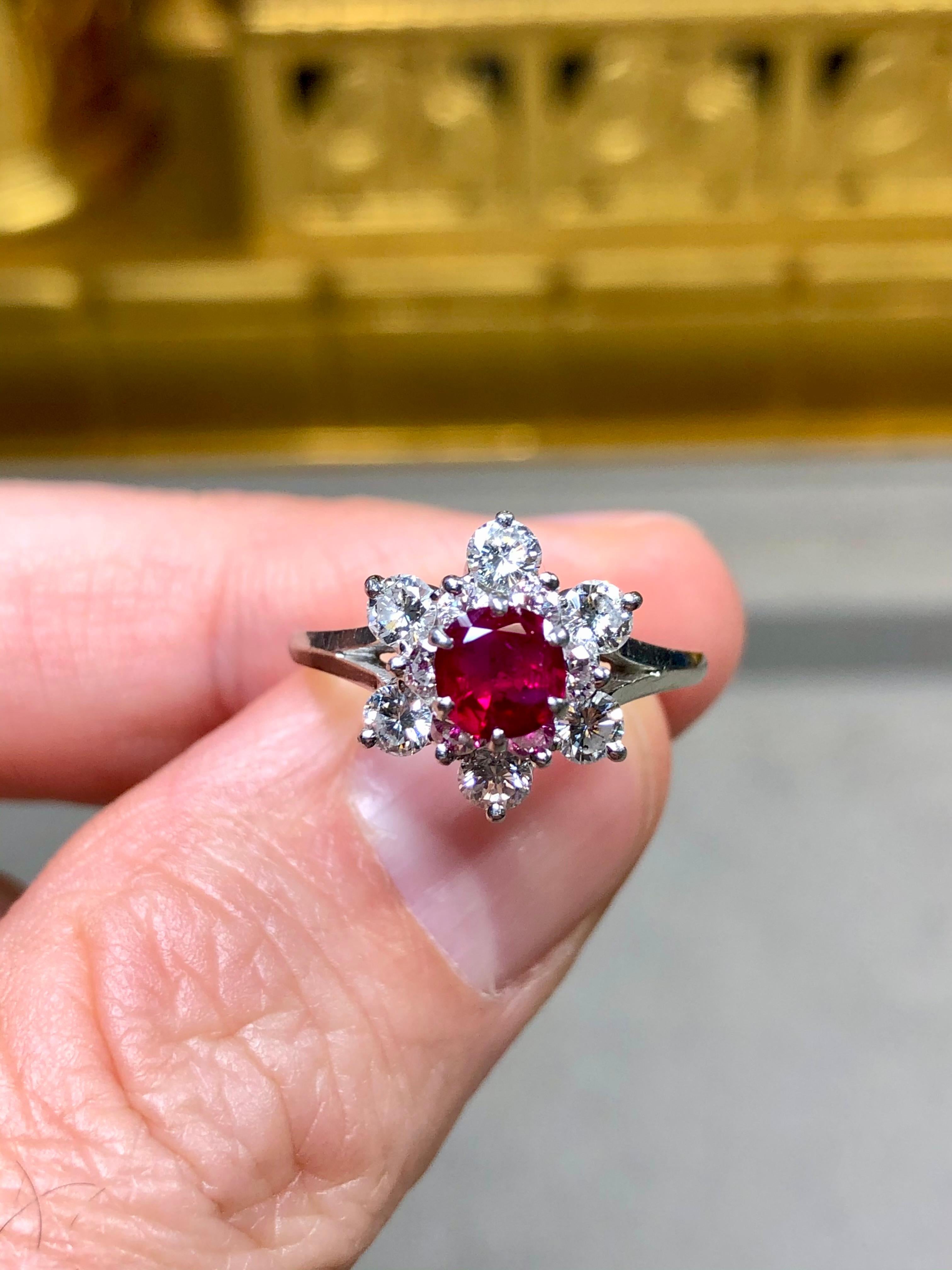 Conjunto de pendientes florales de platino con rubí vivo y diamantes 2,82 ctw en Bueno estado para la venta en Winter Springs, FL
