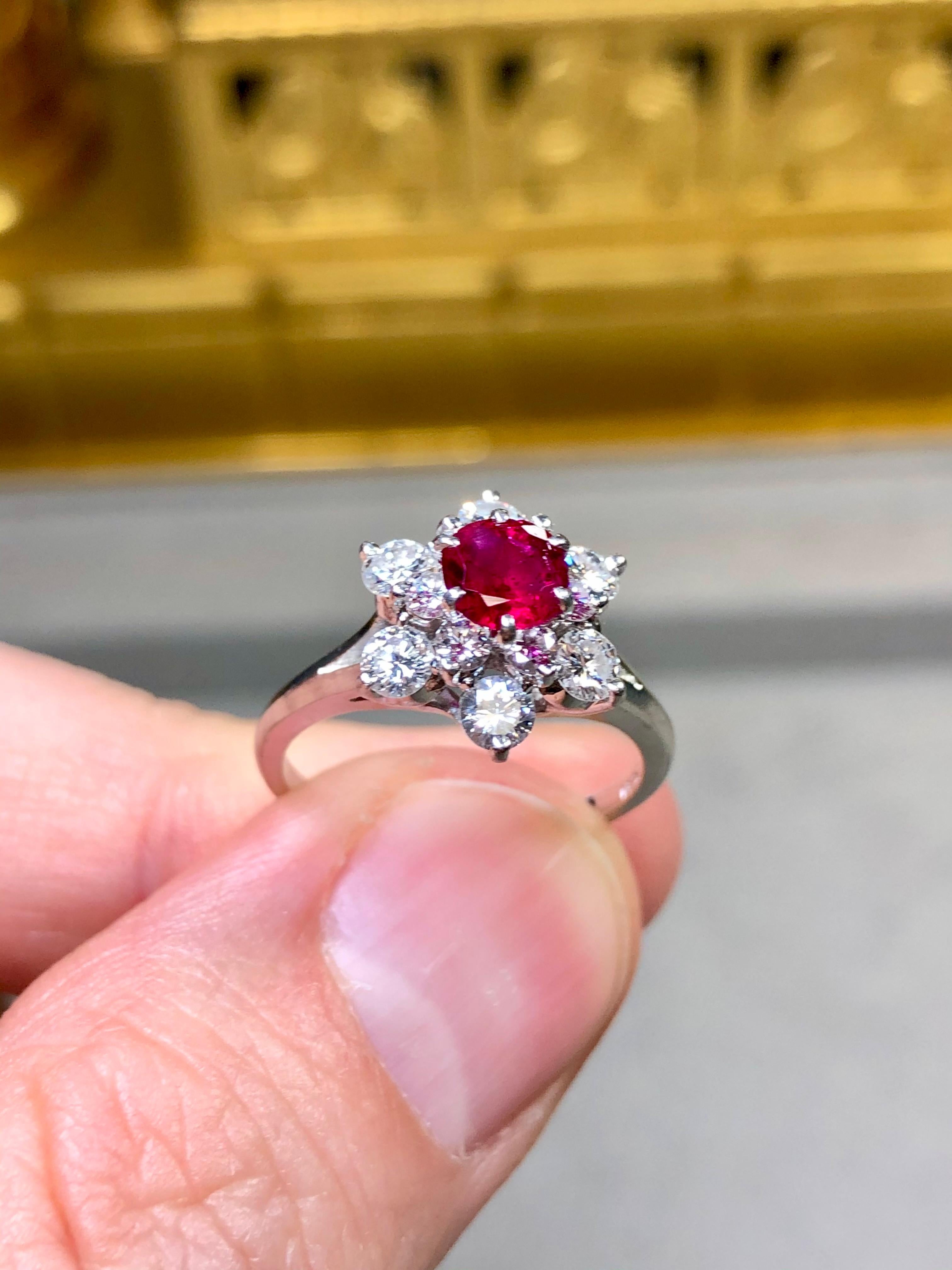 Femenino o masculino Conjunto de pendientes florales de platino con rubí vivo y diamantes 2,82 ctw en venta