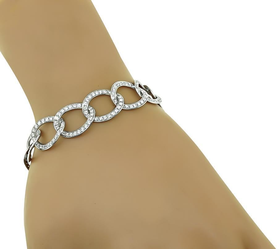 Dies ist ein elegantes Armband aus 18 Karat Weißgold aus der Collection'S Brera von Pomellato. Das Armband ist mit funkelnden Diamanten im Rundschliff besetzt, die etwa 6.00ct wiegen. Die Farbe dieser Diamanten ist F mit VS-Reinheit. Das Armband