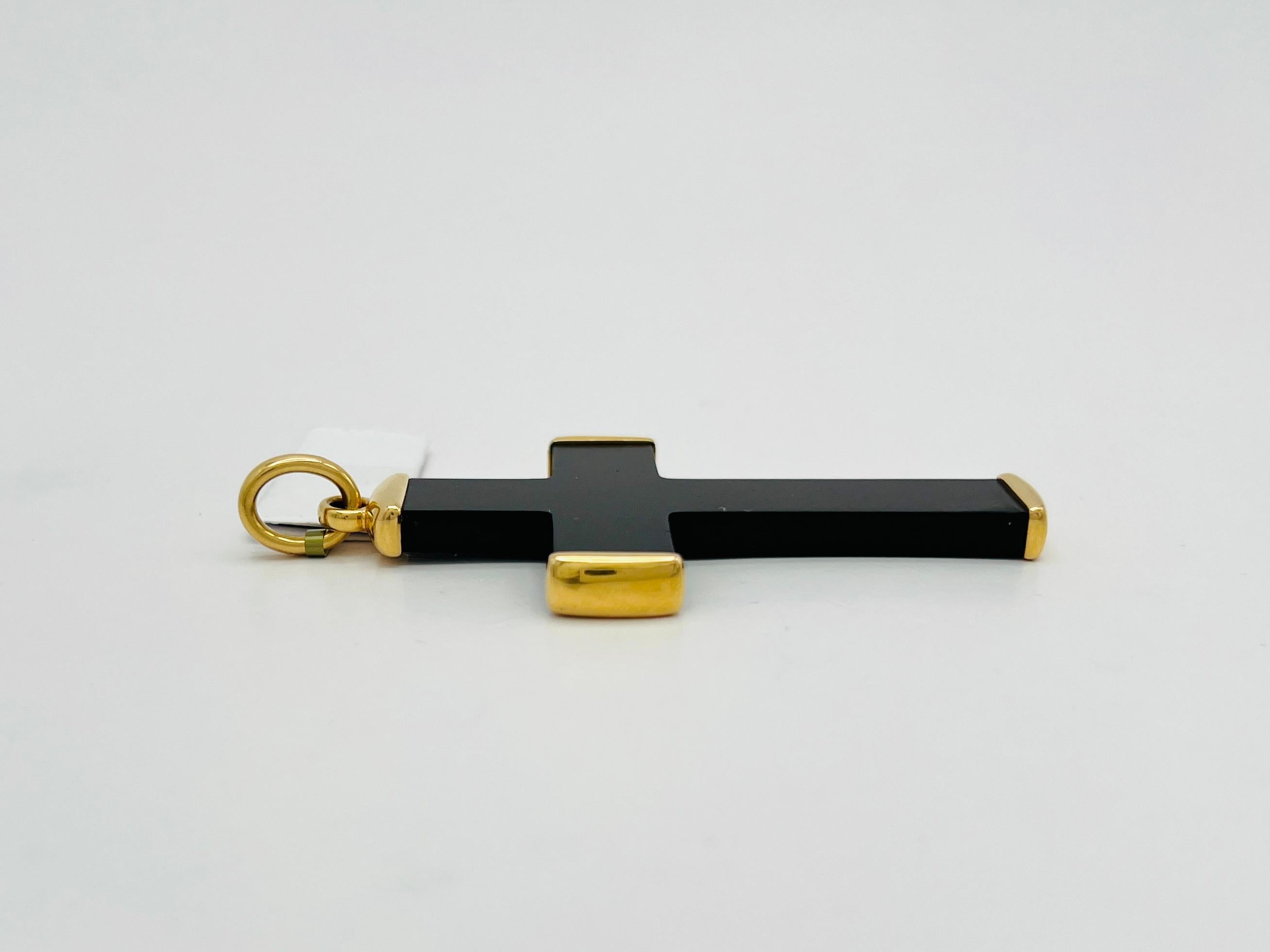 Estate Pomellato Cross Pendant Necklace in 18K Yellow Gold For Sale 3