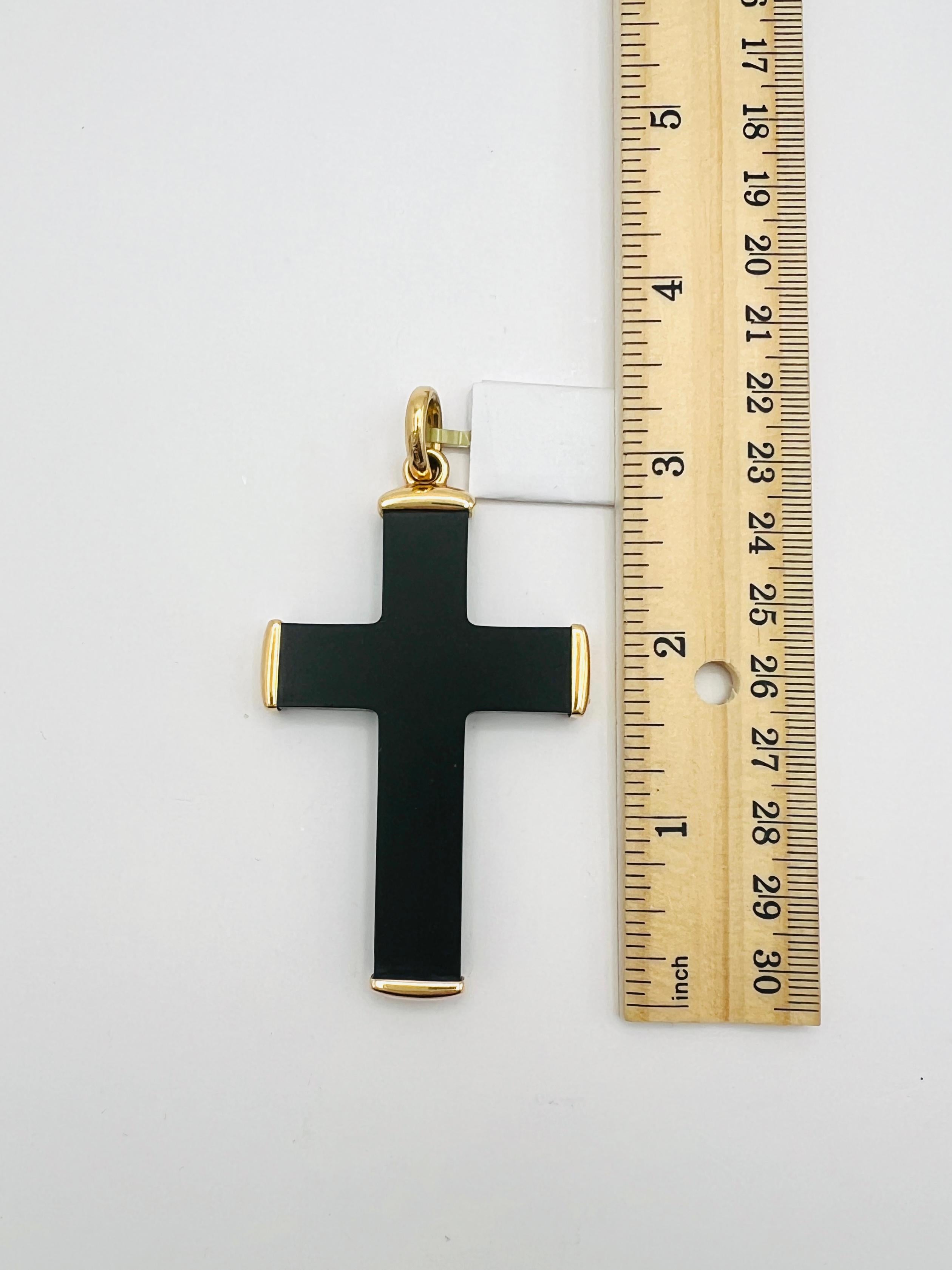 Estate Pomellato Cross Pendant Necklace in 18K Yellow Gold For Sale 4