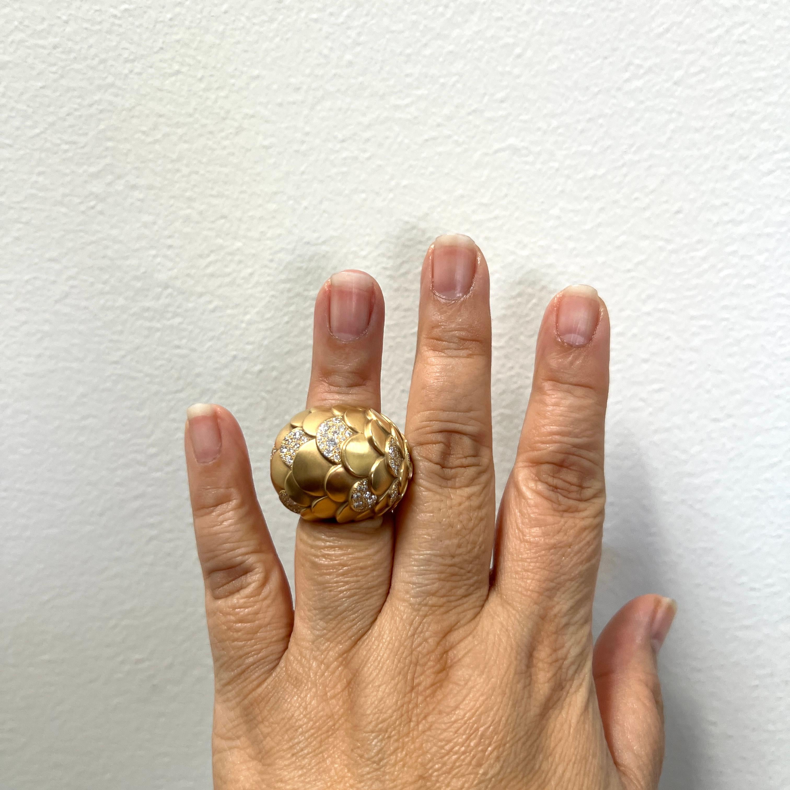 Magnifique bague Pomellato de succession avec des diamants blancs ronds de bonne qualité.  Fabriqué à la main en or jaune 18 carats mat.  Bague taille 5.5.