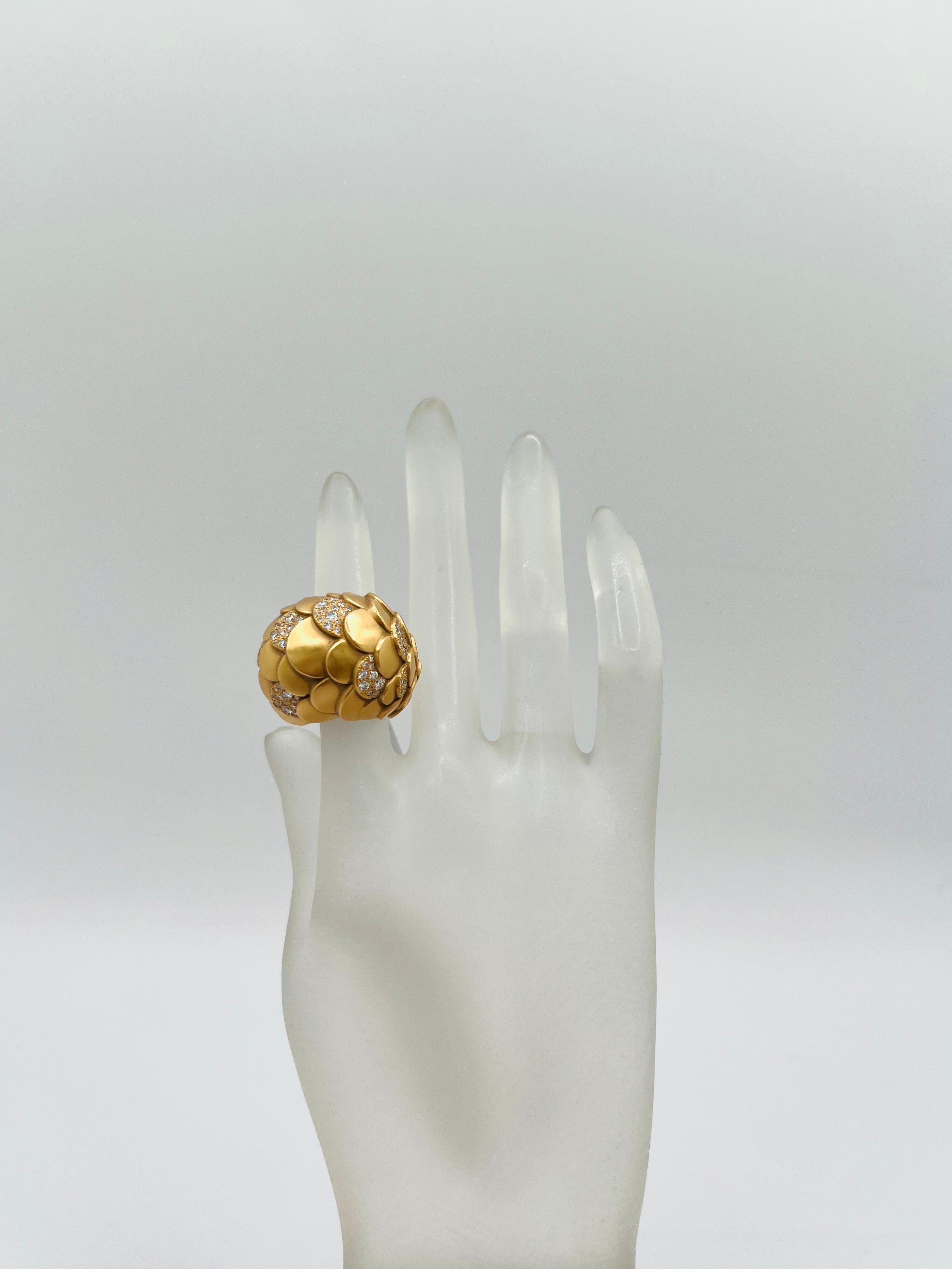 Taille ronde Estate Pomellato Bague dôme en diamant blanc en or jaune mat 18K en vente