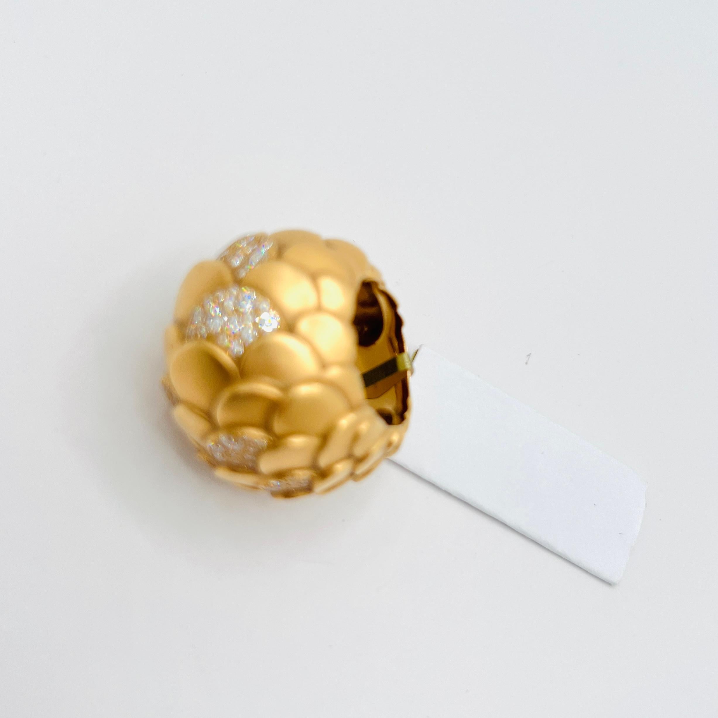 Estate Pomellato Bague dôme en diamant blanc en or jaune mat 18K en vente 1