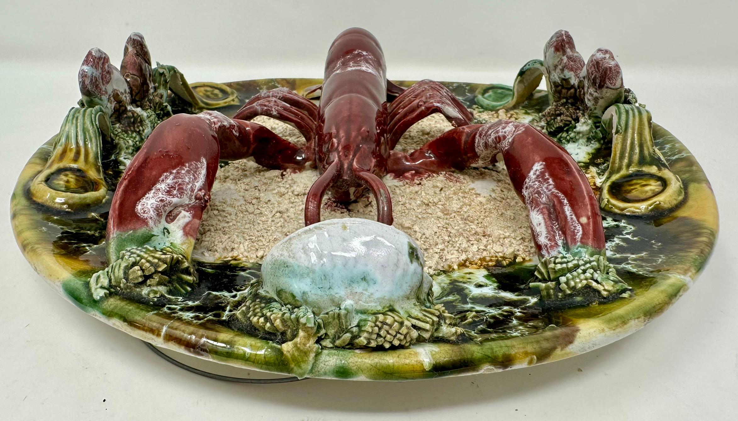 Portugais Assiette à fruits de mer avec petit homard en poterie portugaise Palissy-Ware, Circa 1950. en vente