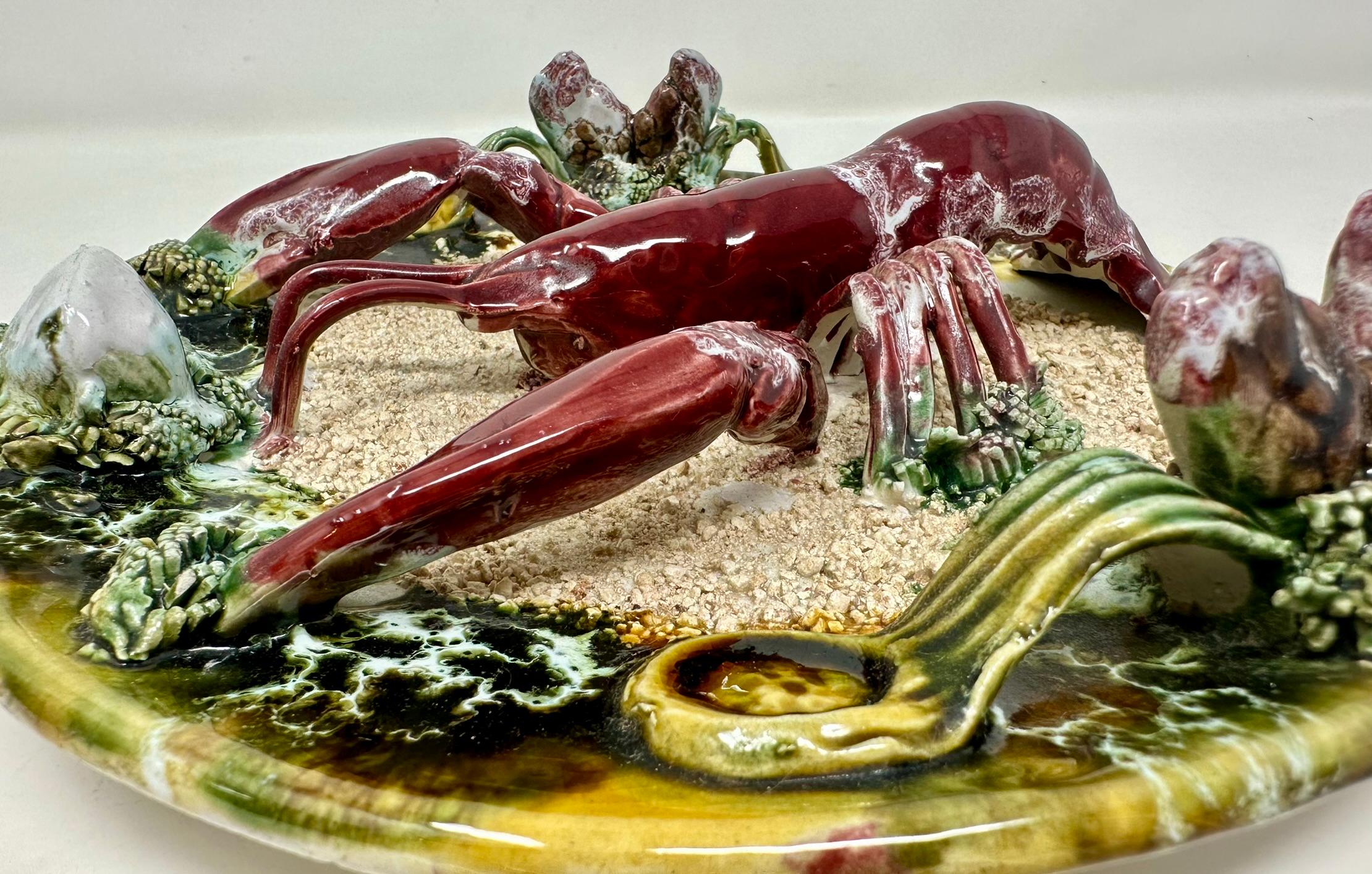 Assiette à fruits de mer avec petit homard en poterie portugaise Palissy-Ware, Circa 1950. Bon état - En vente à New Orleans, LA