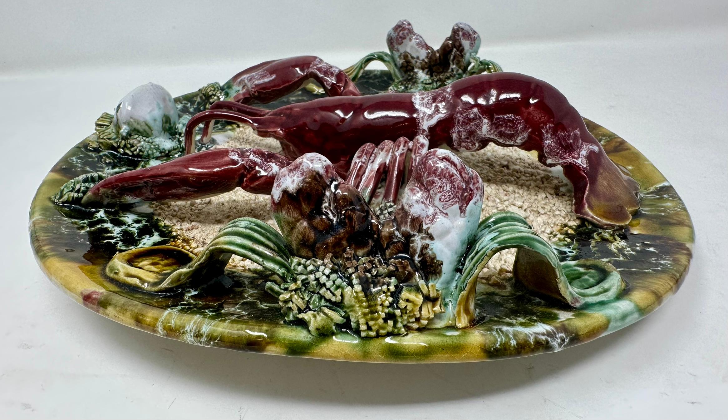 20ième siècle Assiette à fruits de mer avec petit homard en poterie portugaise Palissy-Ware, Circa 1950. en vente