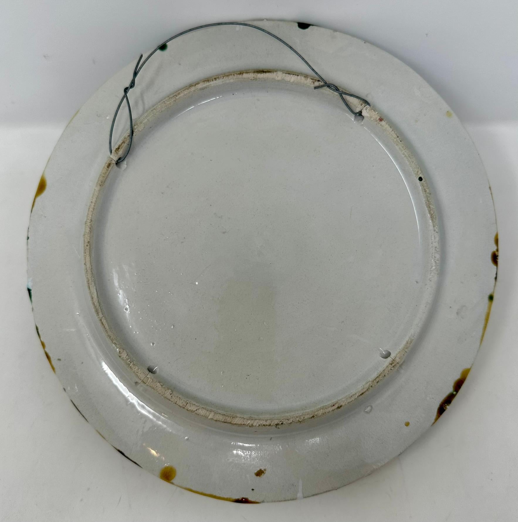 Céramique Assiette à fruits de mer avec petit homard en poterie portugaise Palissy-Ware, Circa 1950. en vente