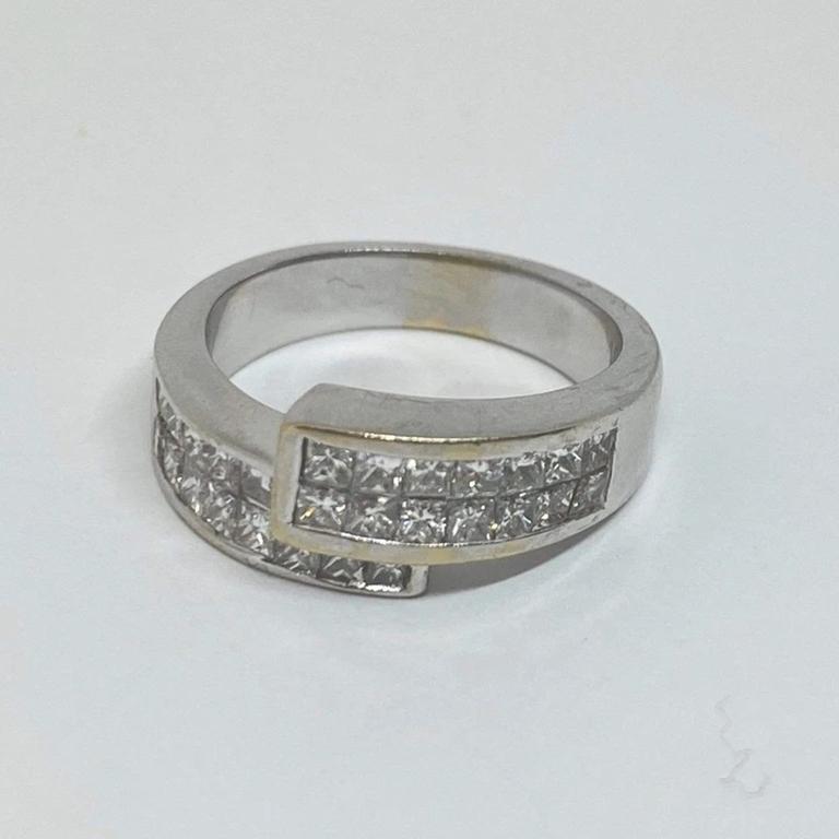 Nachlass Prinzessinnenschliff Diamant Unsichtbar gefasst Bypass Ring 18k Weißgold 1,25ctw (Carréschliff) im Angebot