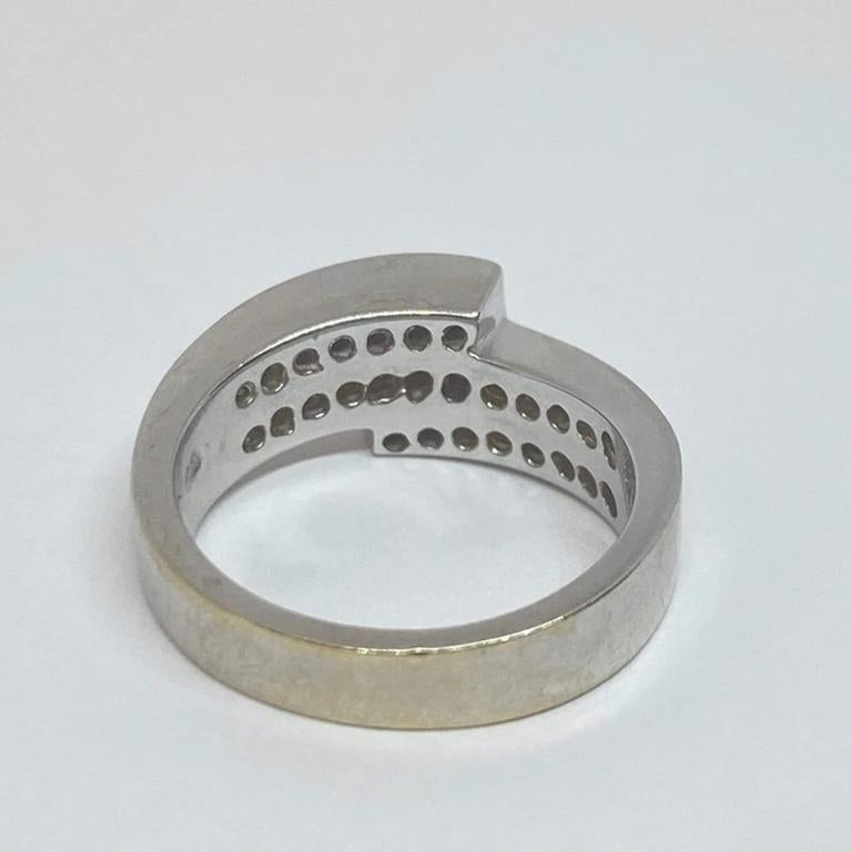 Nachlass Prinzessinnenschliff Diamant Unsichtbar gefasst Bypass Ring 18k Weißgold 1,25ctw im Zustand „Hervorragend“ im Angebot in Carmel-by-the-Sea, CA