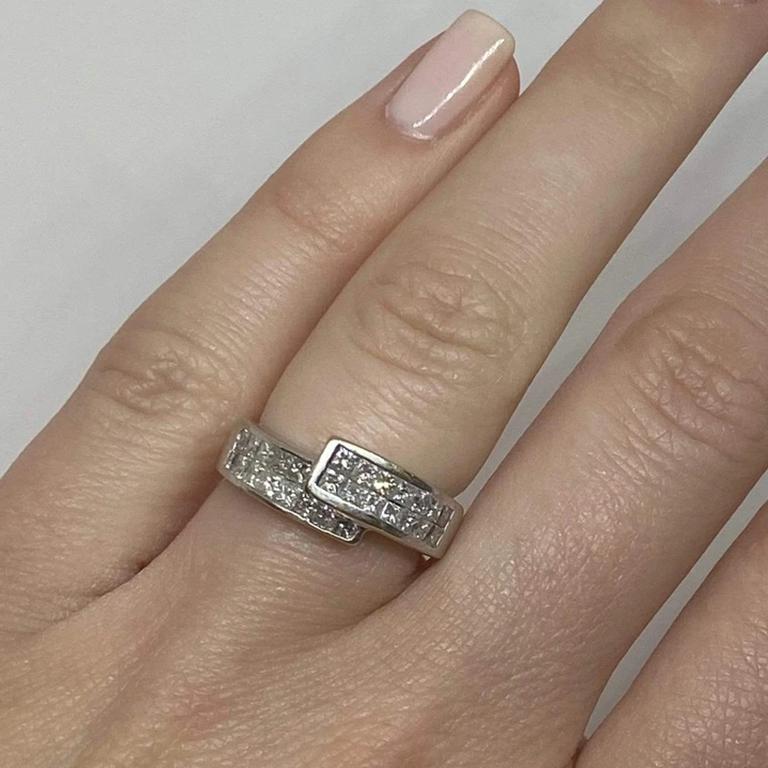 Nachlass Prinzessinnenschliff Diamant Unsichtbar gefasst Bypass Ring 18k Weißgold 1,25ctw Damen im Angebot
