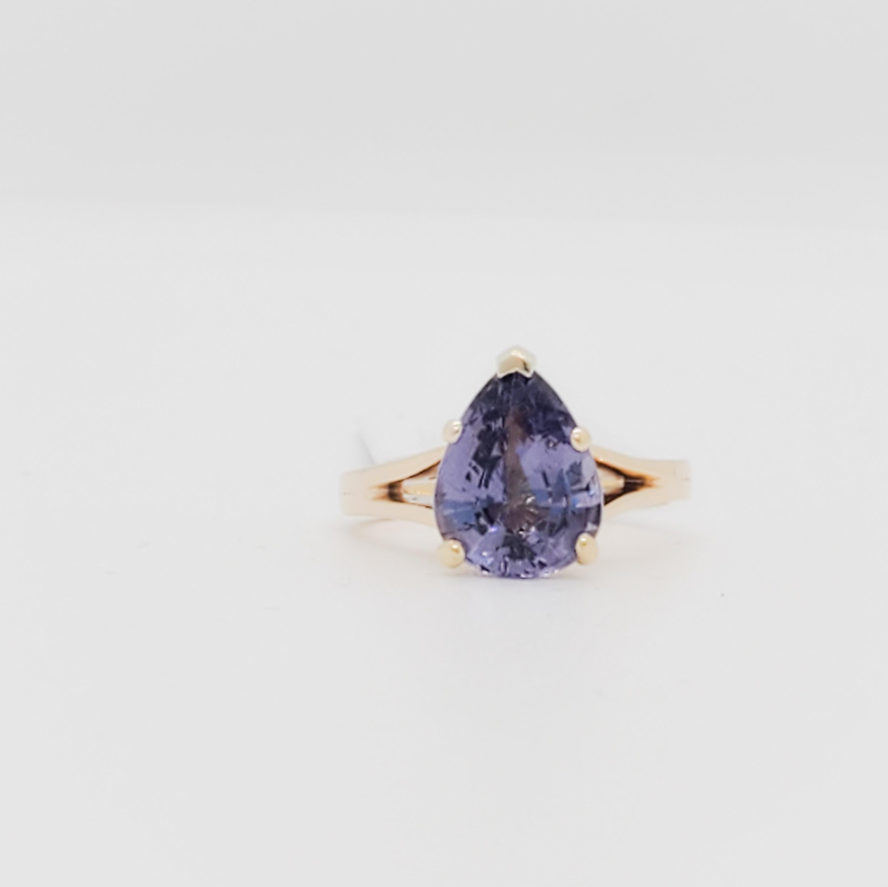 Estate Purple Spinel Solitaire in 14k Yellow Gold In Excellent Condition For Sale In Los Angeles, CA