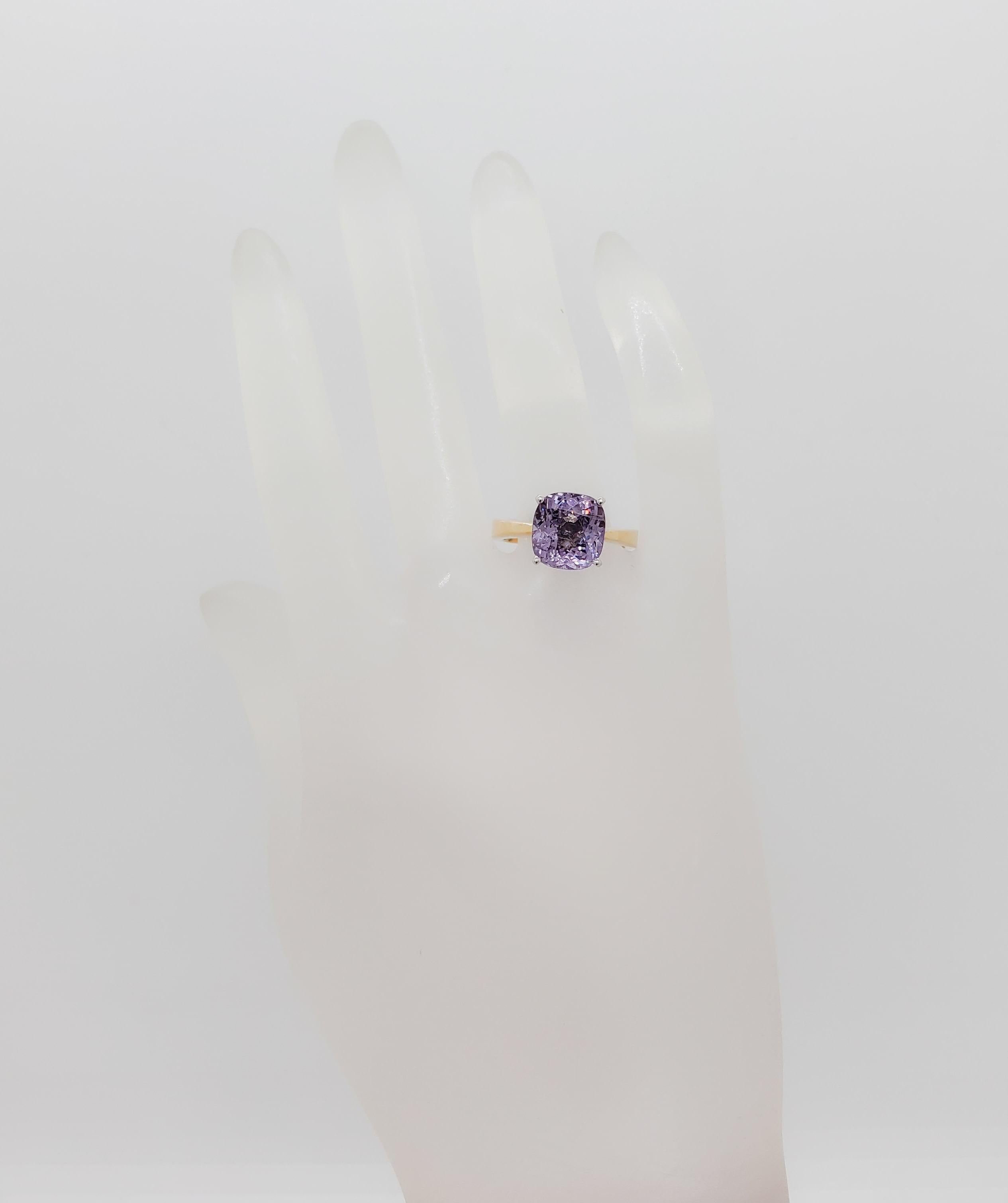 Estate Purple Spinel Solitaire Ring in 14k Yellow Gold In Excellent Condition In Los Angeles, CA