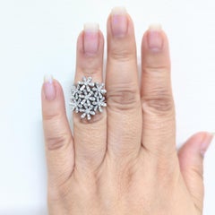 Raima Bague de succession en or blanc 18 carats avec grappe de diamants blancs à motif floral