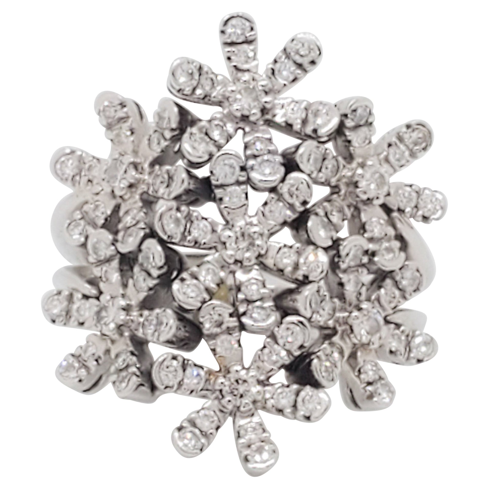 Nachlass Raima Weißer Diamant Floral Cluster Design Ring in 18k Weißgold im Zustand „Hervorragend“ in Los Angeles, CA