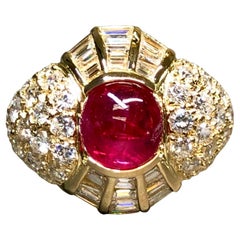 Anillo de Cóctel Estate Regal 18K Cabujón Rubí Baguette Diamante Redondo 8.50ctw
