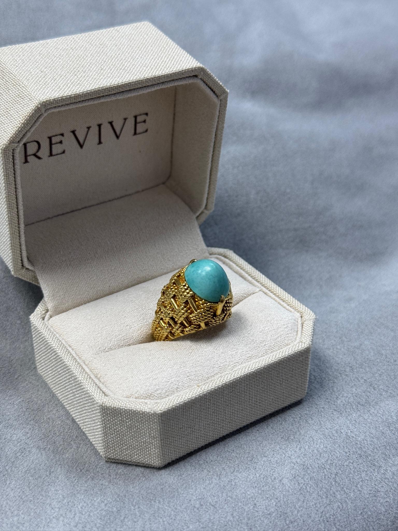Bold and distinctive, this estate retro dome ring showcases a vibrant oval Natural turquoise stone set within an intricate basket weave design. Crafted in 18k yellow gold and weighing an impressive 16.50g, this statement piece is a stunning example