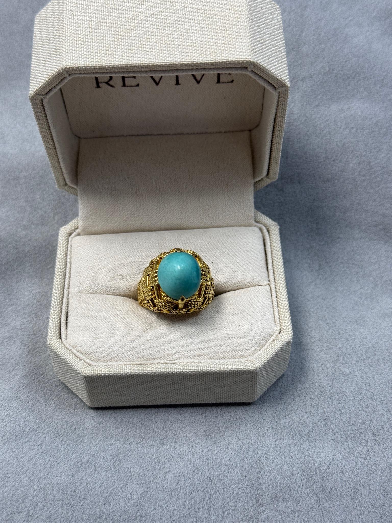 Estate Retro Basket Weave Dome Ring with Natural Turquoise 18k YG Size 7 R15504 In Excellent Condition For Sale In New York, NY