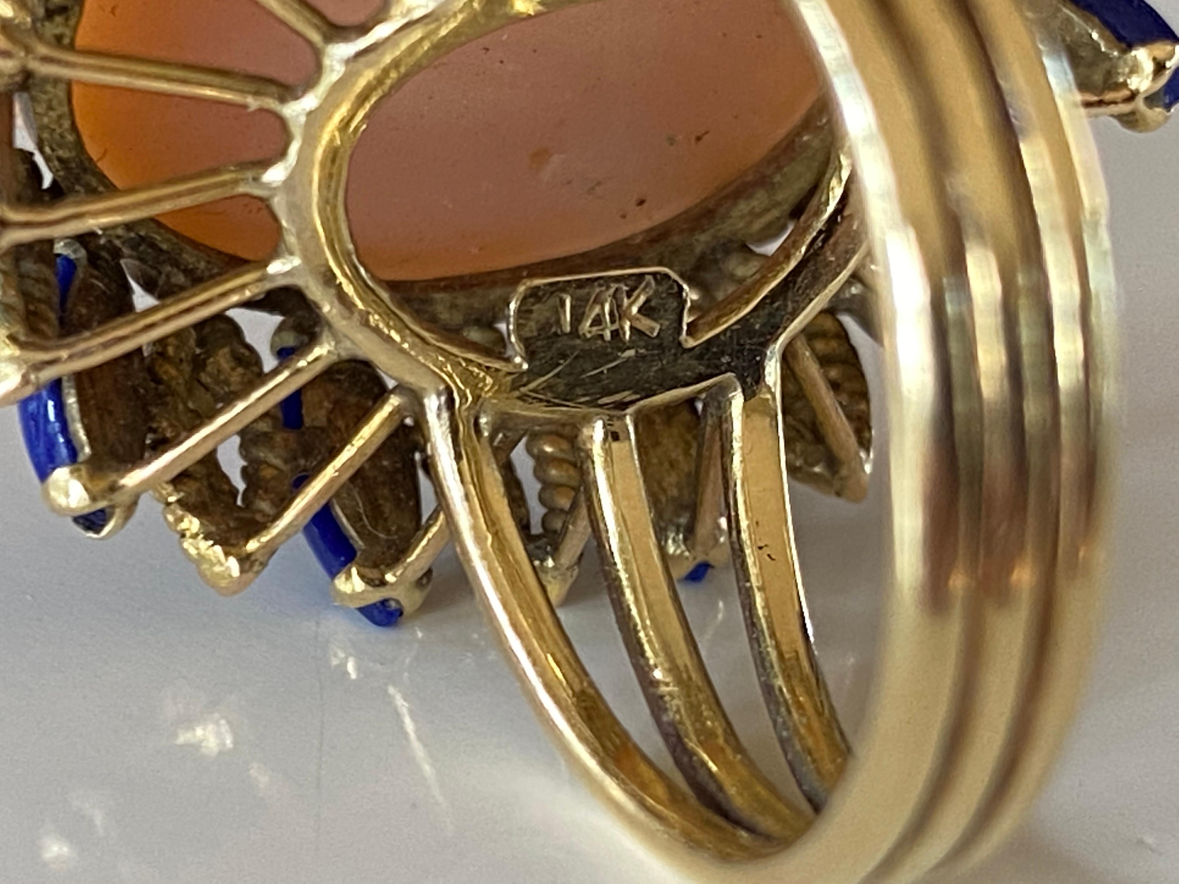 Estate Retro Era Coral and Lapis Lazuli Cocktail Ring In Good Condition For Sale In Denver, CO
