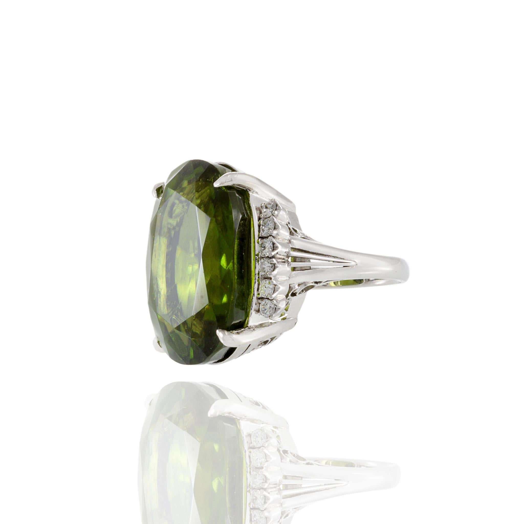 Estate Retro Era Platinum Peridot And Diamond Ring In Excellent Condition For Sale In New York, NY