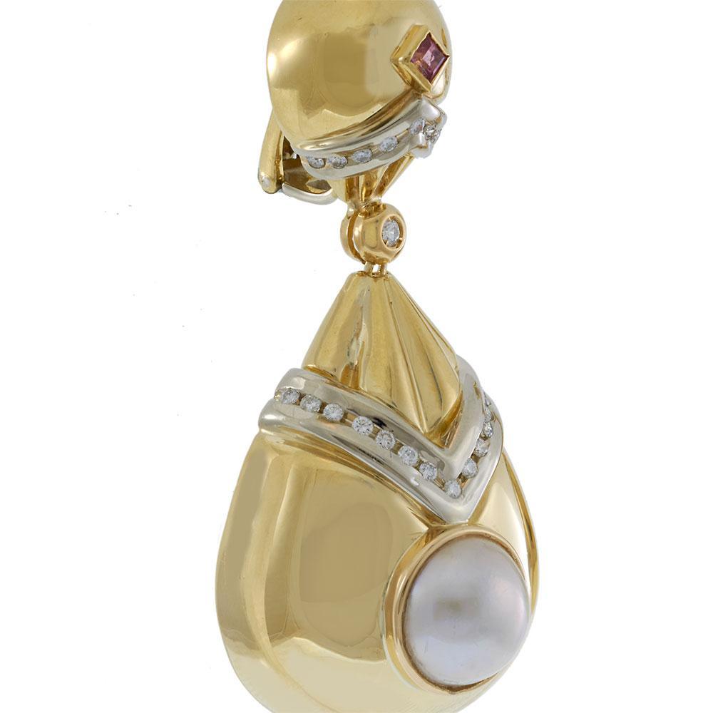 Orecchini a goccia in oro giallo 18KT con perle mobe da 12MM incastonate in una cornice scultorea in oro, accentate da diamanti rotondi taglio brillante per un totale di circa 1,60CT-TW (colore G, purezza VS) e tormaline rosa rotonde per un totale