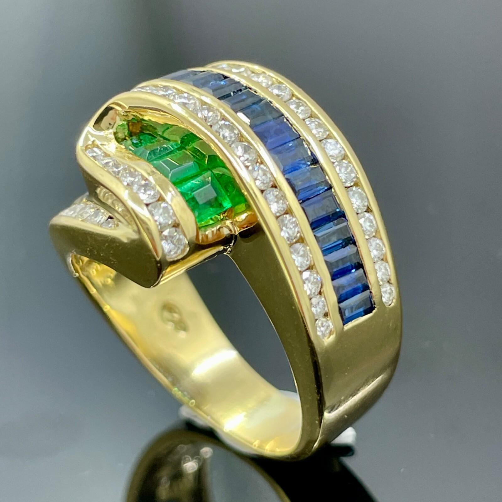 Skulpturale Estate Ribbon Ring in 18K Gold mit Saphir, Smaragd & Diamant - 2.25ctw

Dieser Ring aus 18-karätigem Gelbgold ist ein Fest der Bewegung, der Farben und des raffinierten Glamours. Er ist so gestaltet, dass er einen bleibenden Eindruck
