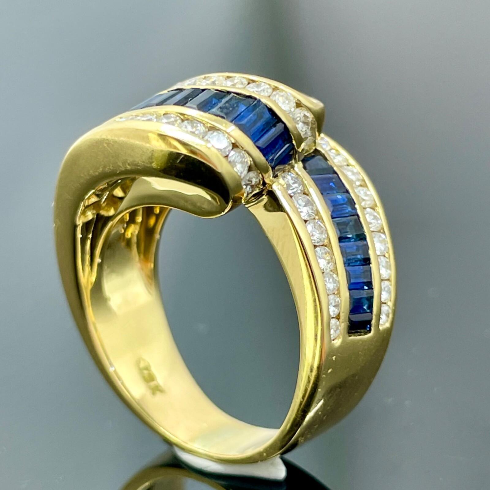 Estate Ribbon Ring Smaragd Saphir Diamant 18k Gelbgold 2,25ctw (Baguetteschliff) im Angebot