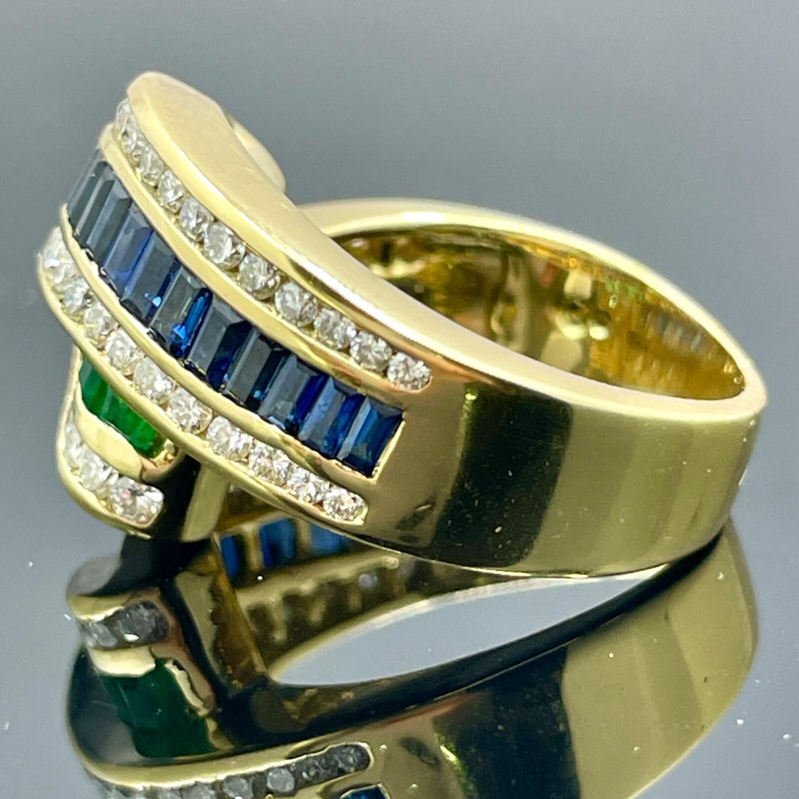 Estate Ribbon Ring Smaragd Saphir Diamant 18k Gelbgold 2,25ctw im Zustand „Hervorragend“ im Angebot in Orlando, FL