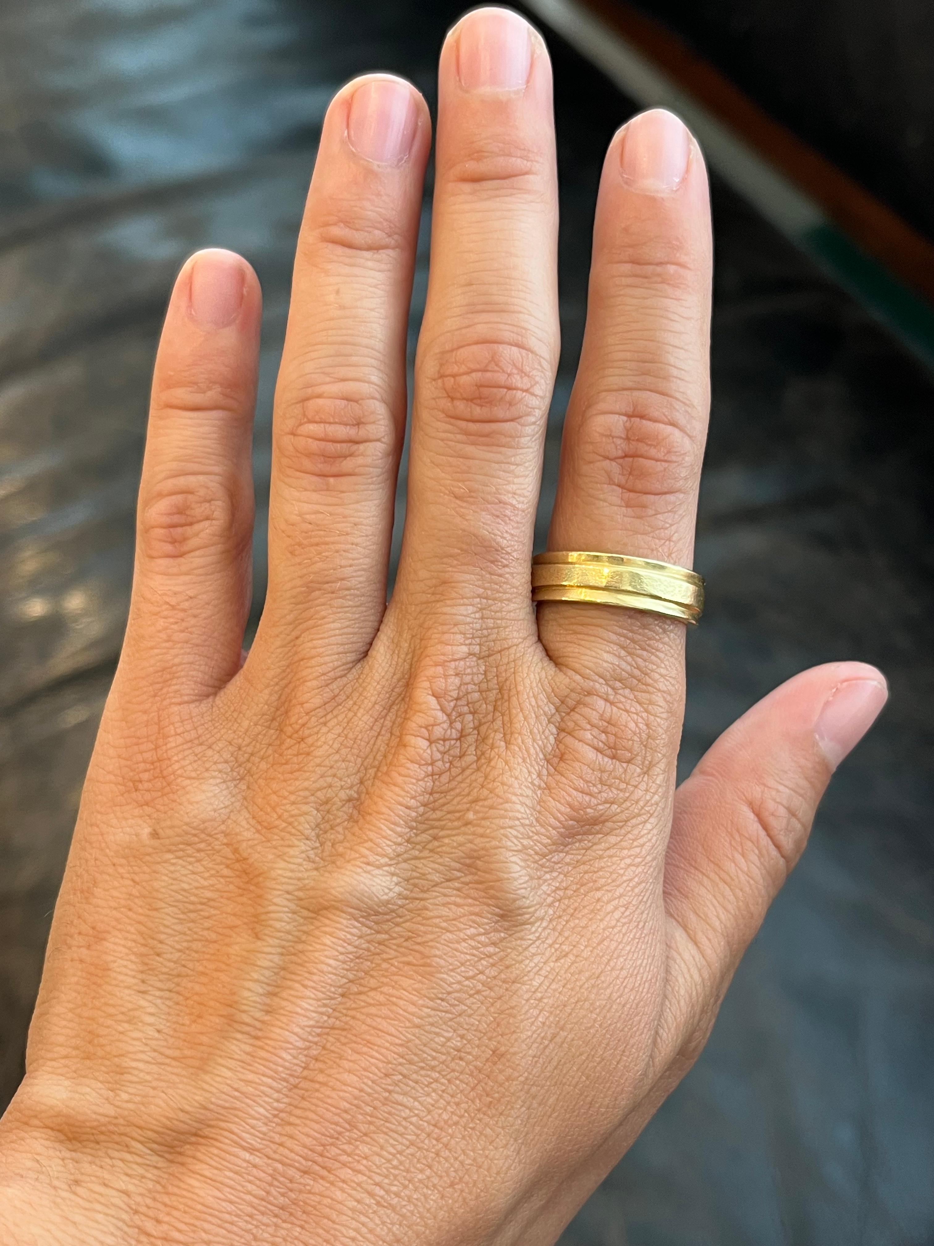 Estate Ridged 6mm Wedding Band with Textured Finish in 18K Yellow Gold In Good Condition For Sale In Santa Monica, CA