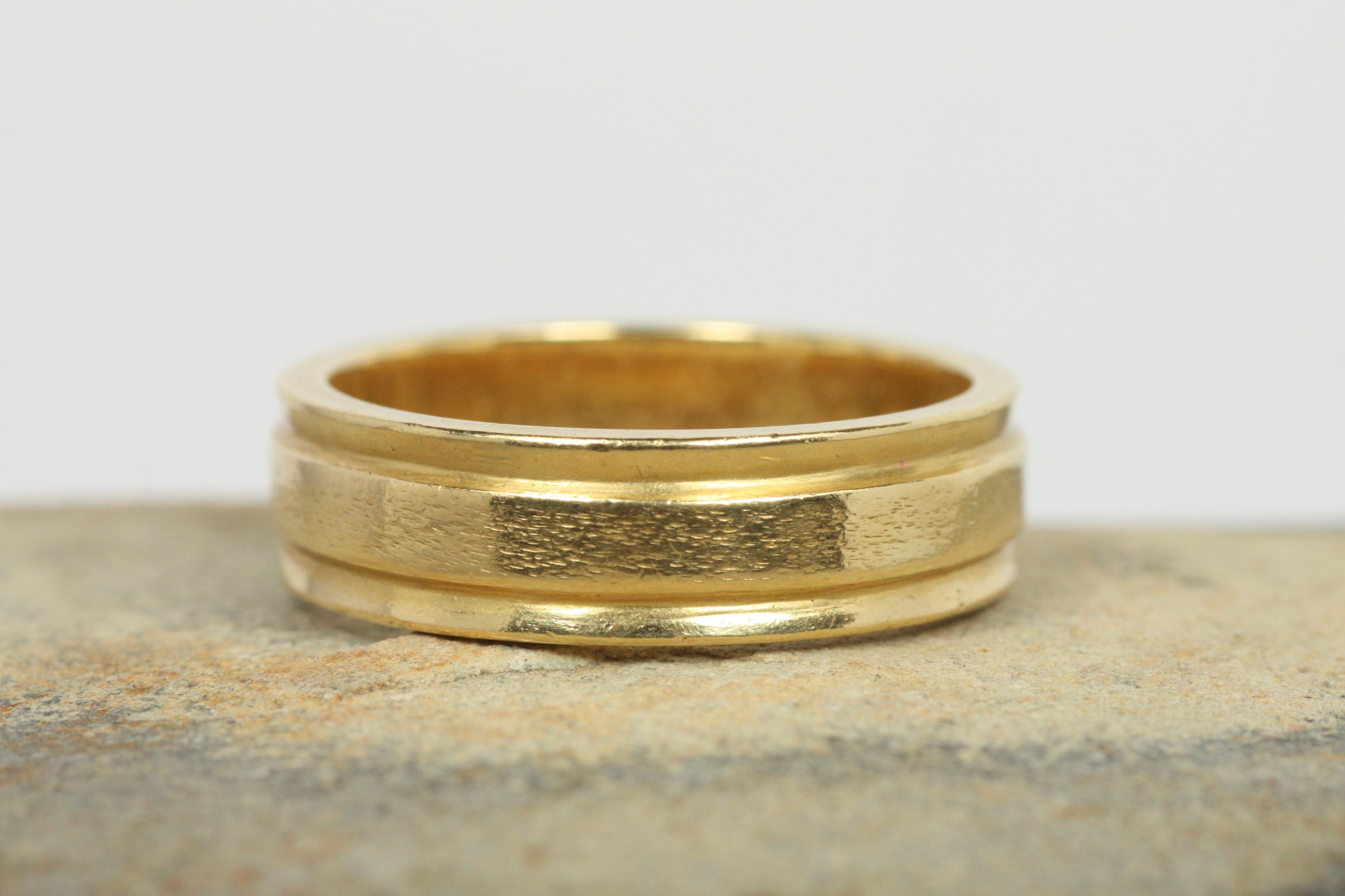 Estate Ridged 6mm Wedding Band with Textured Finish in 18K Yellow Gold For Sale 1