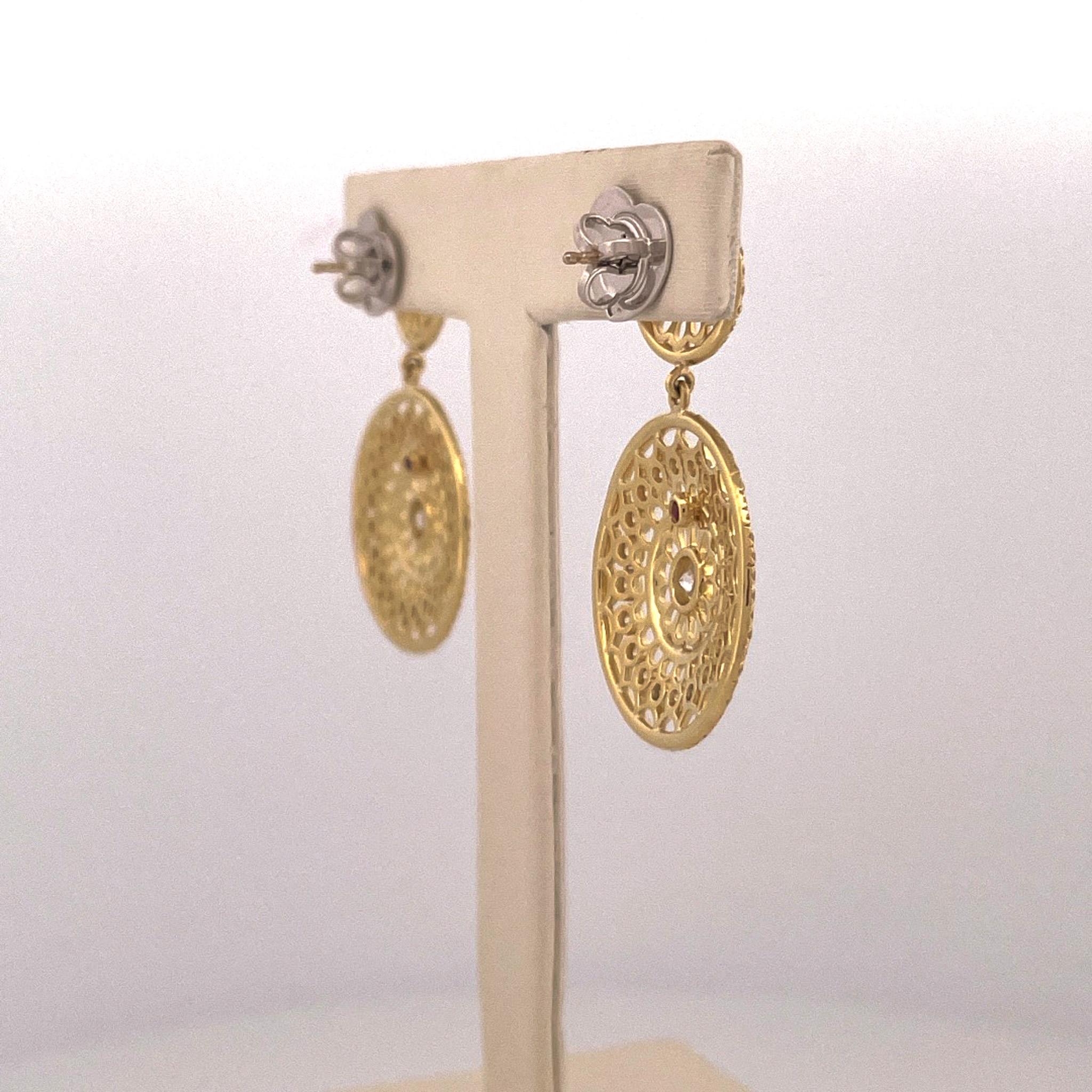 Diamanttropfenohrringe aus 18 Karat Gelbgold aus der Cento Rosette Collection'S des Designers Roberto Coin. Diese Ohrringe sind mit runden Diamanten im Brillantschliff mit einem Gesamtgewicht von 3,50 Karat gefertigt. Diese Diamanten haben die Farbe