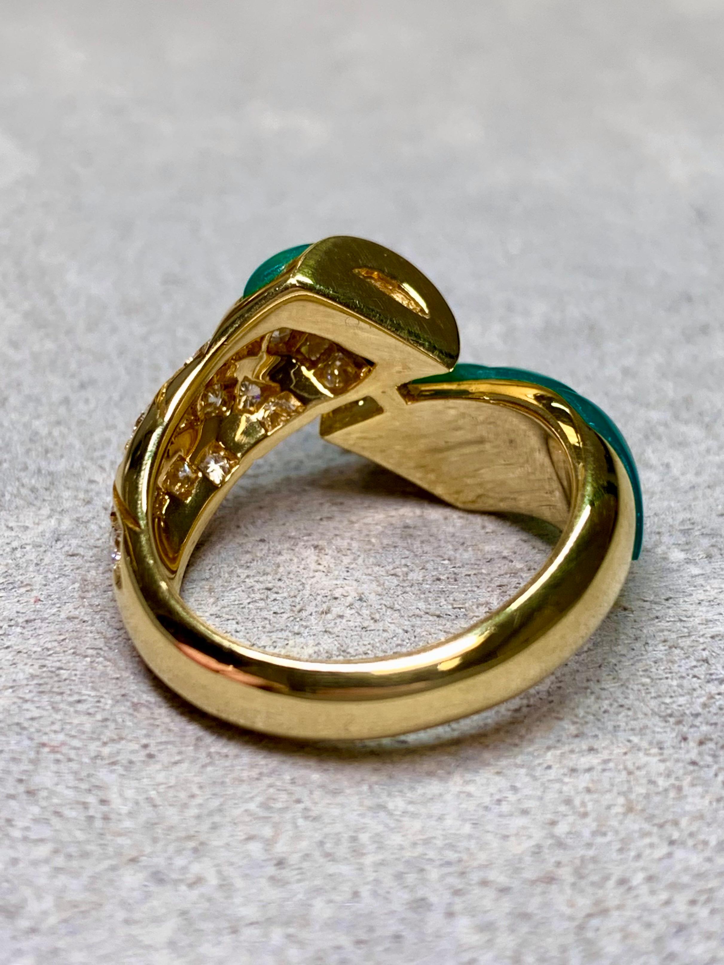 
Ein exquisiter, in Italien gefertigter Bypass-Ring des renommierten Juweliers Roberto Legnazzi, gefertigt aus 18 Karat Gelbgold. Das kühne Design ist mit wunderschön geschliffenem, natürlichem Chrysopras in einem lebhaften Grünton eingelegt, dessen