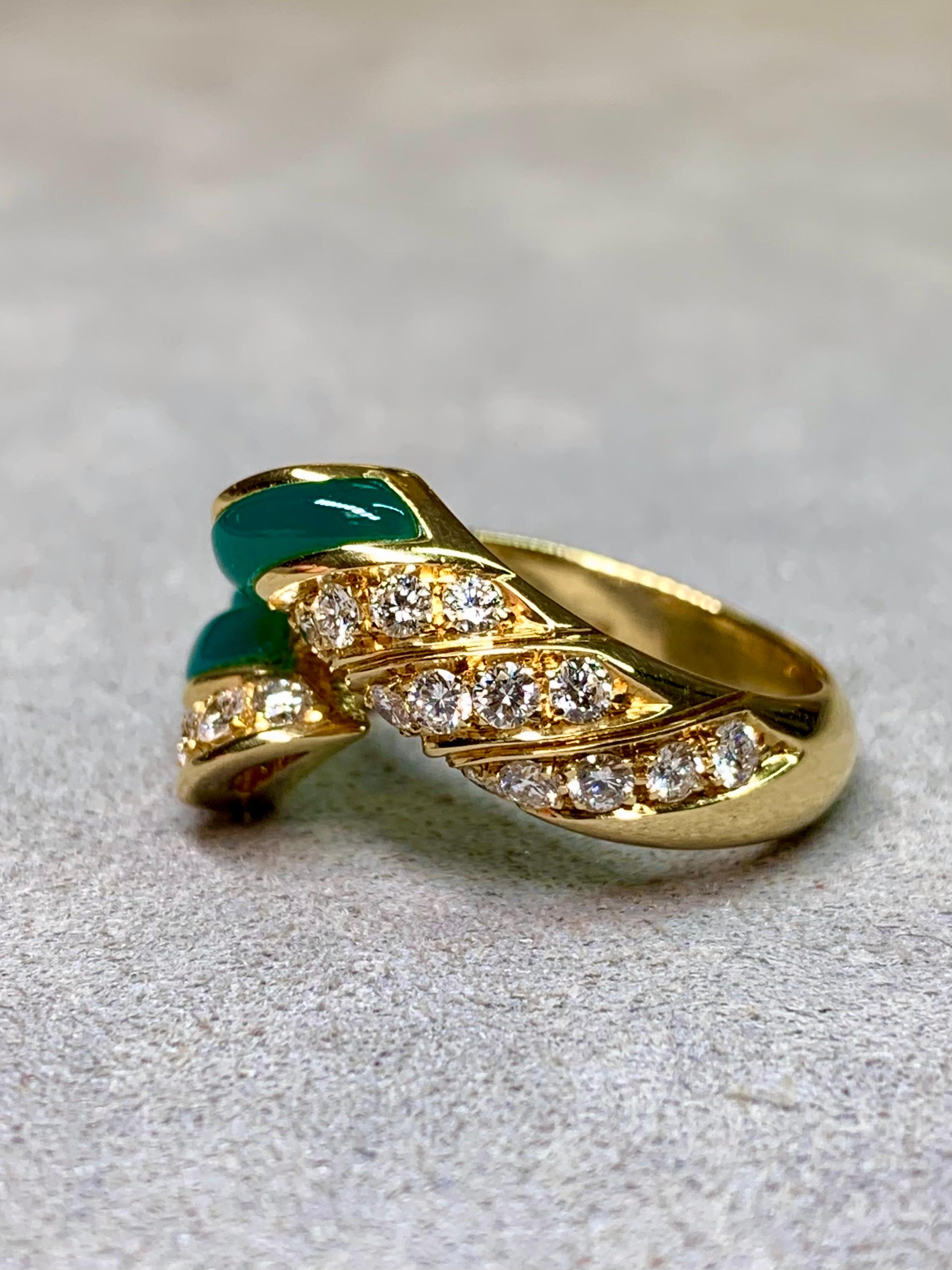 Nachlass Roberto Legnazzi 18K geschnitzt Grüner Chalcedon Diamant Bypass Cocktail Ring (Rundschliff) im Angebot