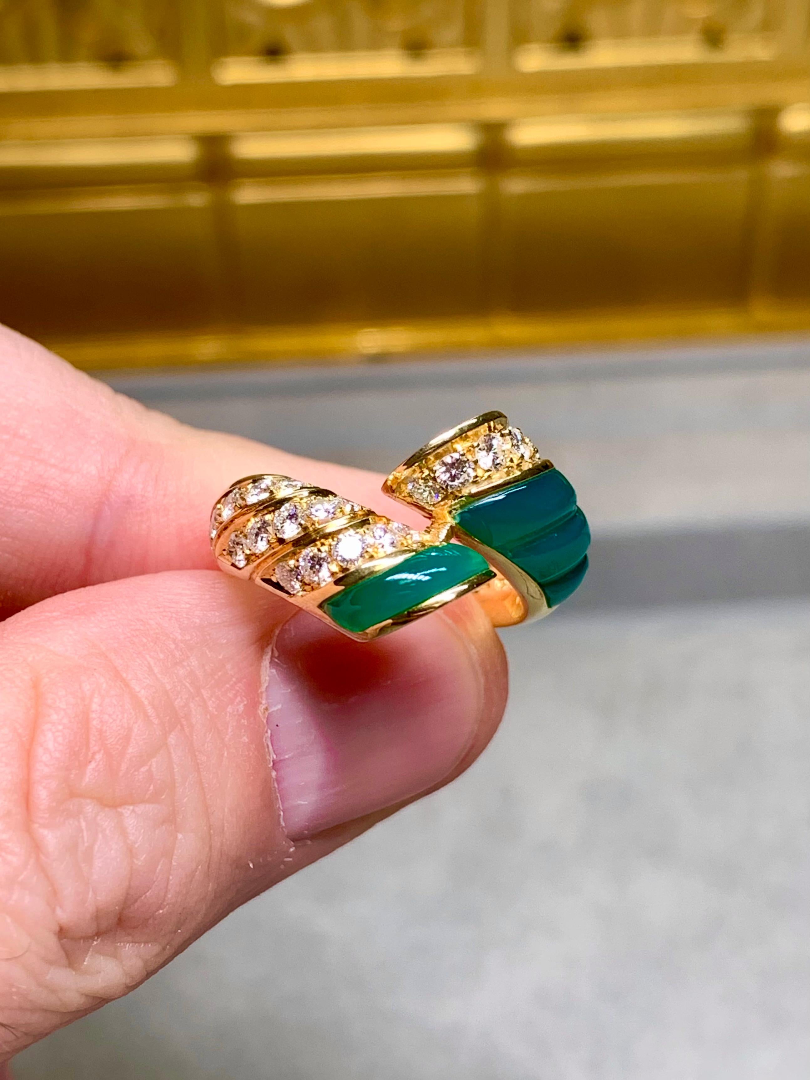 Nachlass Roberto Legnazzi 18K geschnitzt Grüner Chalcedon Diamant Bypass Cocktail Ring für Damen oder Herren im Angebot
