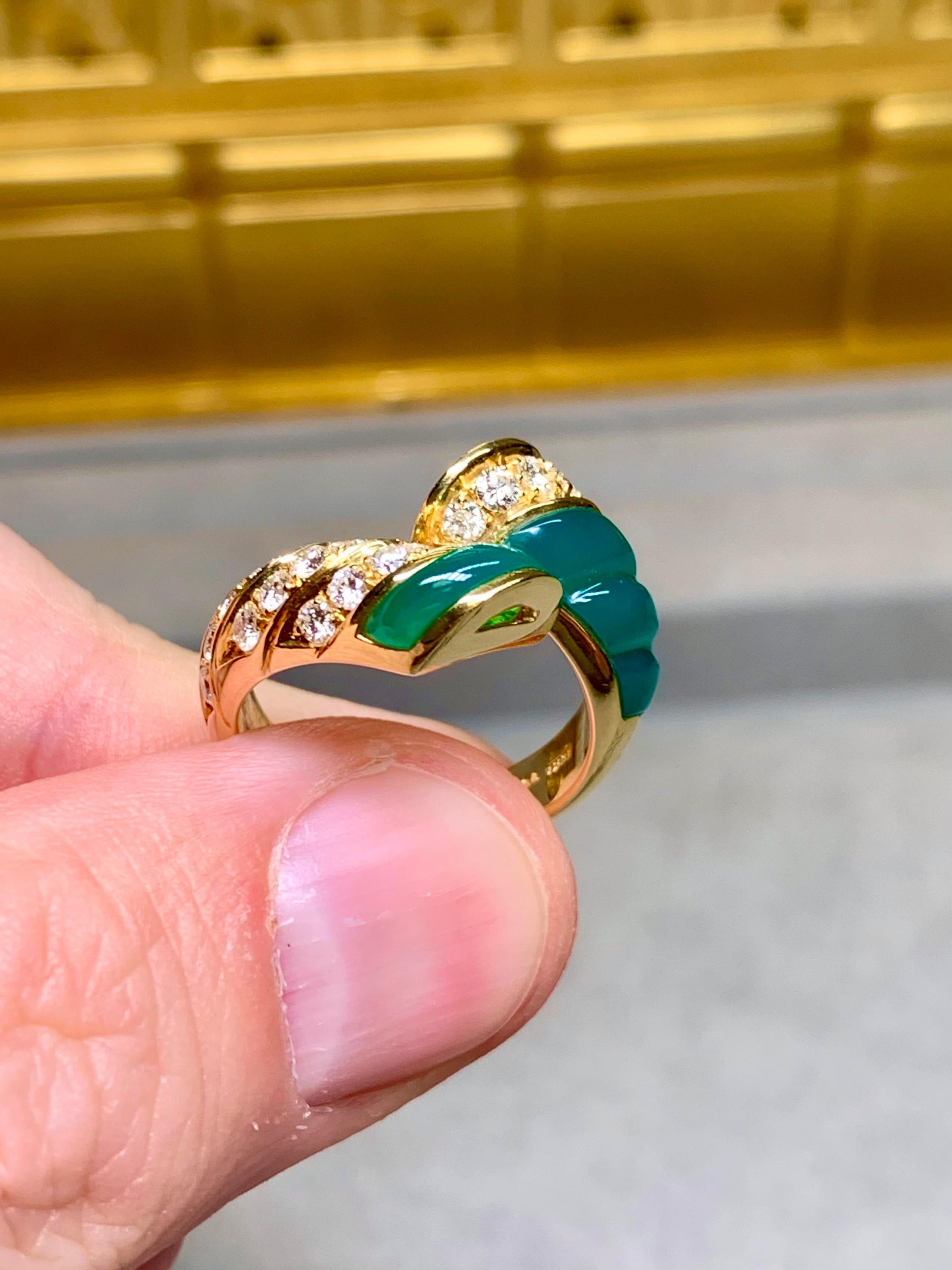 Nachlass Roberto Legnazzi 18K geschnitzt Grüner Chalcedon Diamant Bypass Cocktail Ring im Angebot 1