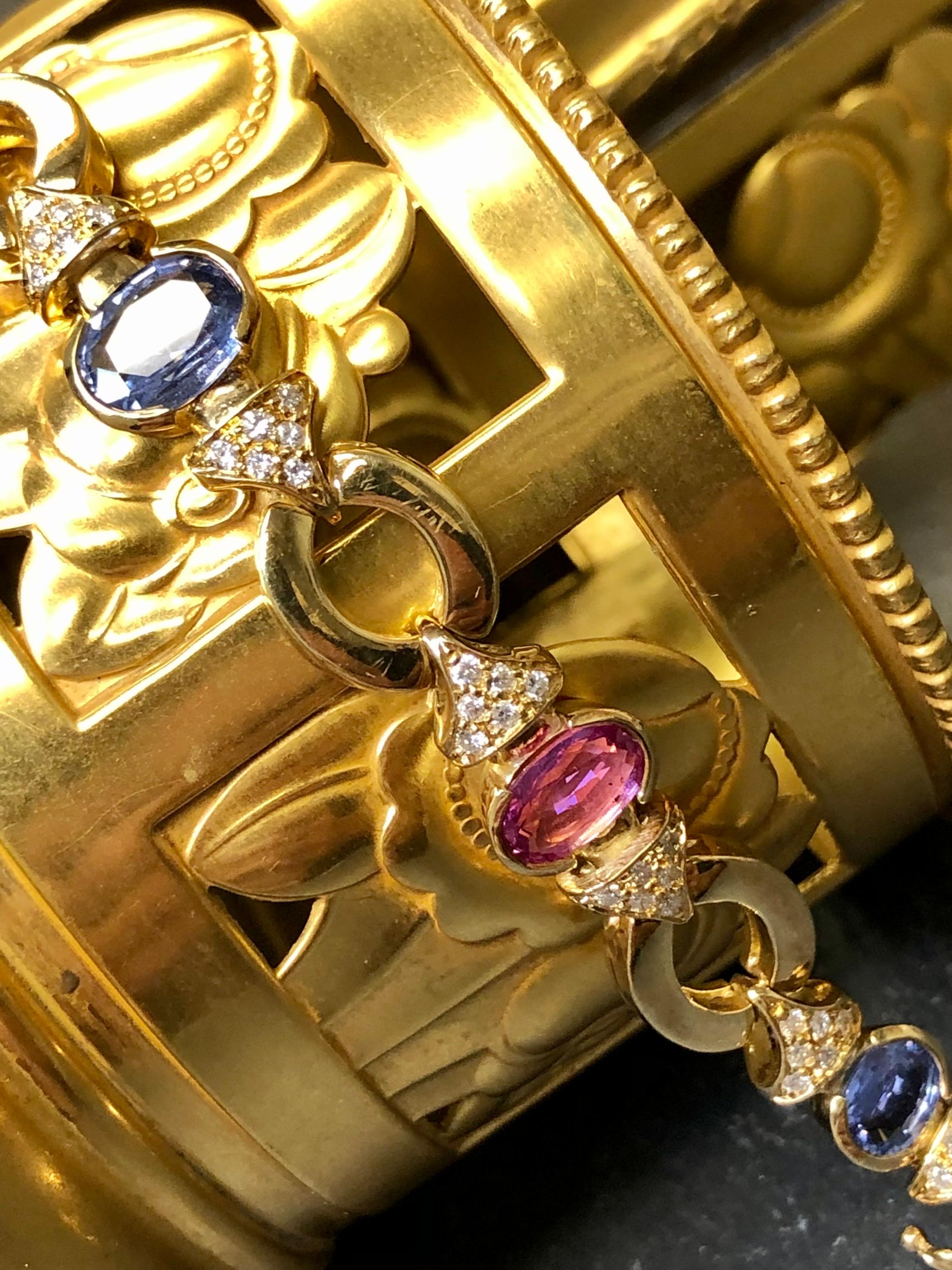 Ein modisches und gut verarbeitetes Armband aus 18 Karat Gelbgold, besetzt mit abwechselnd blauen und rosa Saphiren sowie Diamanten. Bei den rosa Saphiren gibt es 3 Steine mit einem Gewicht von 1ct, 1,11ct und 1,62ct. Bei den blauen Saphiren gibt es