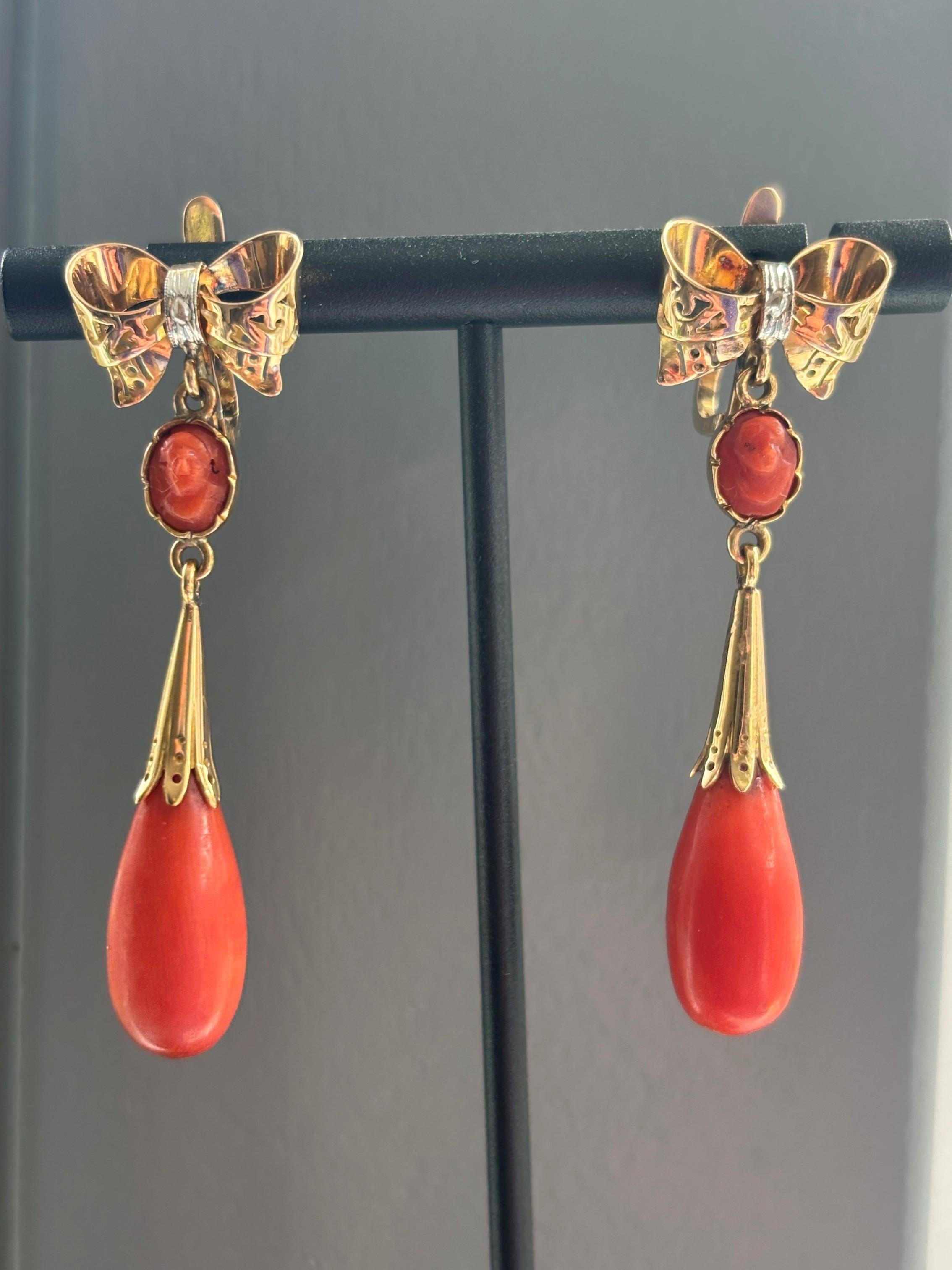 Boucles d'oreilles en or jaune 18K avec pendentifs en corail et diamants taillés en rose. Bon état - En vente à GOES, NL
