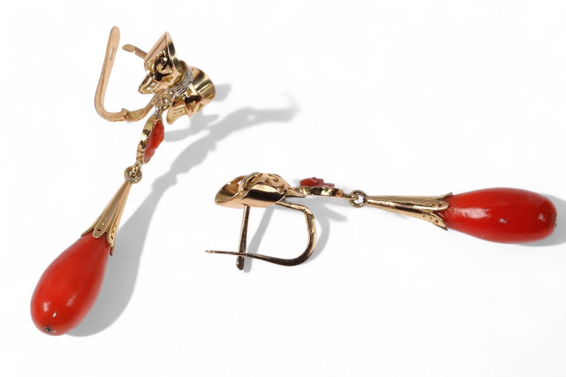 Boucles d'oreilles uniques en or 18K antique du 19ème siècle avec diamants taillés en rose et coraux méditerranéens. 

Ces boucles d'oreilles sont le fruit d'un véritable travail artisanal et contiennent des camées finement sculptés à la main, des
