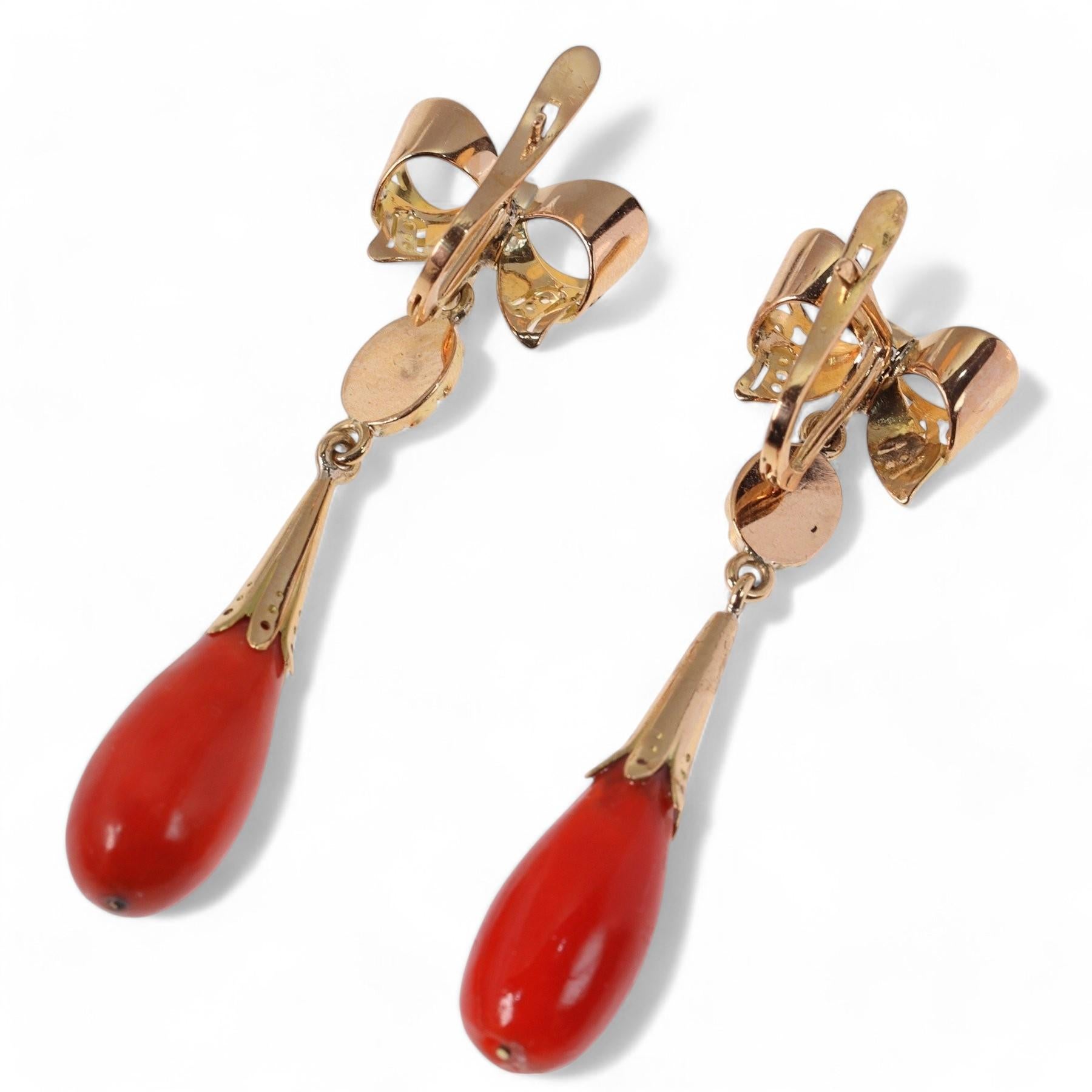 Art nouveau Boucles d'oreilles en or jaune 18K avec pendentifs en corail et diamants taillés en rose. en vente